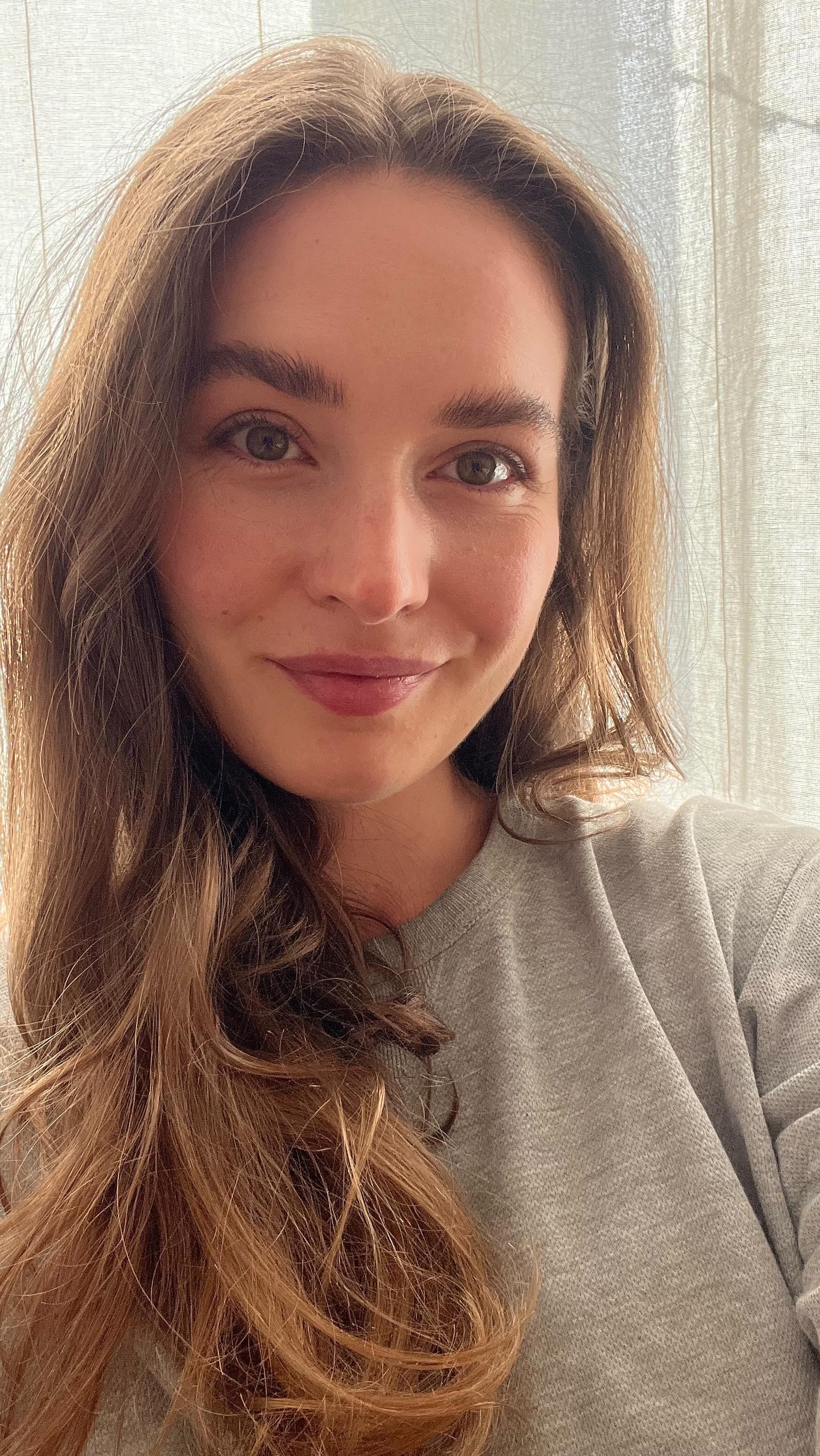 Mein Kleiner geht jetzt in die Kita. Auf einmal hatte ich nach über einem Jahr mal wieder Zeit für mich und ganz ehrlich? Ich wusste die ersten Tage überhaupt nicht, wohin mit mir. Ich war nervös, unruhig, ängstlich und mit den Gedanken total zerstreut. Ich hatte mir vorgenommen, produktiv zu sein, die Zeit zu „nutzen“, aber ich war erschöpft und konnte keinen klaren Gedanken fassen. Eigentlich wollte ich nichts anderes, als irgendwie die Zeit herumzubekommen. So kannte ich mich nicht und war etwas erschrocken von mir selbst.
In meinem Newsletter, den ich morgen rausschicke, erfährst du, wie ich damit umgegangen bin. Außerdem teile ich ein leckeres Rezept für ein veganes Dessert, das wie „Snickers“ schmeckt, aber tatsächlich aus Tofu ist.
Melde dich kostenlos für meinen Newsletter an – der Link ist in meiner Bio.
KITAEINGEWÖHNUNG
TAPPING
KLOPFAKUPRESSUR
MET
ATHÄRISCHES ÖL
#Kitaeingewöhnung #Tapping #Klopfakupressur #MET #ÄtherischesÖl #Selbstfürsorge #Elternsein #Vegan #Rezeptideen #Newsletter