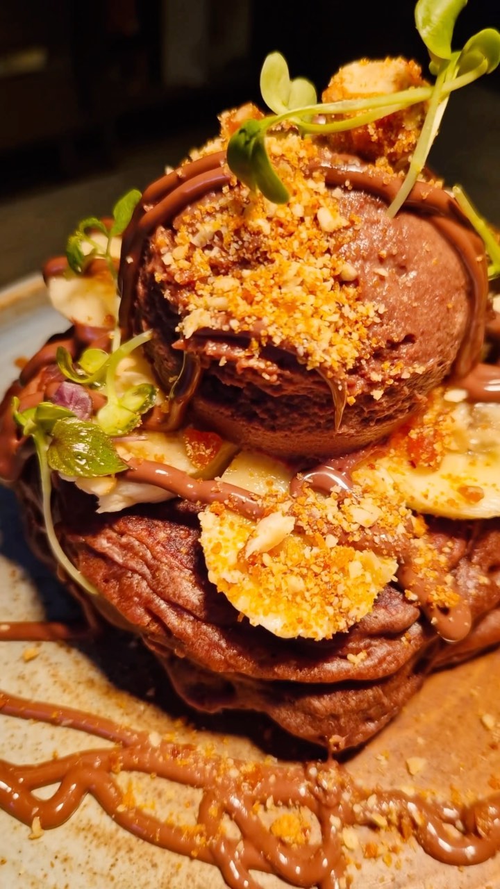 Start your day off right with Nutella, banana and cream pancakes🥞🍫! Our delicious pancakes come with Nutella batter, Nutella and chocolate fluff, sliced banana, and hazelnut brittle - all of your favorite flavors in one tasty dish! Can it get any better?🤔OH YES, it can! 👏 Add ice cream or whipped cream for that little extra ✨