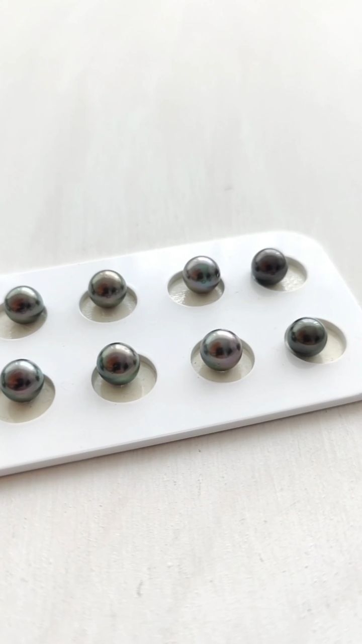 Nicely matched pairs of round tahitian pearls waiting to be drilled and glued on some earrings! ✨
Tahitian pearls come in so many different colours: green, blue, grey, purple, peacock and many more. Can you tell the different undertones in this video?
Bonus tip: when you can see your reflection on a pearl's surface (in this case you can see my phone filming), then you know the luster is great and you have a high quality pearl in your hands! 💎
Would you like to know more about my pearl collection?
.
.
#jewelry #pearls #tahitianpearls #pearljewelry