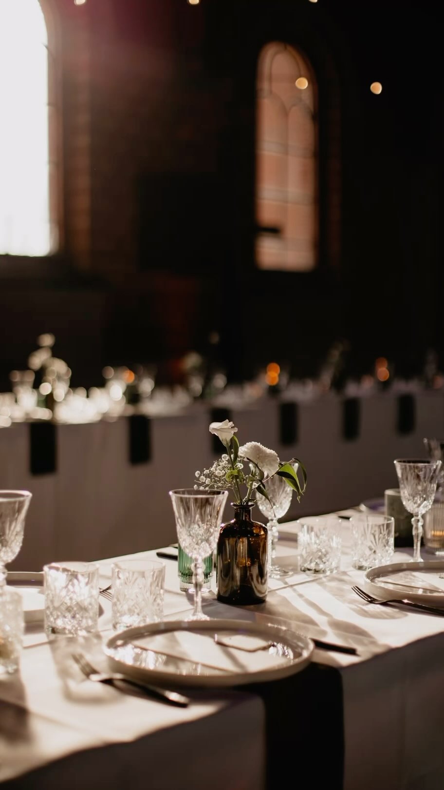 Wat kan ik voor jullie betekenen?
Seasons of love is gespecialiseerd in het creëren van totaalbelevingen. We zorgen dat de locatie, leveranciers en styling tot in de details zijn afgestemd op elkaar én op jullie als koppel.
Geen enkel feest is copy paste, we beginnen altijd from scratch met het uitwerken van jullie trouwdag. En die from scratch mag je letterlijk nemen, want het liefst werk ik met locaties waar nog alles mogelijk is.
Op die zogenaamde casco locaties kunnen we letterlijk tot in de diepte persoonlijkheid gaan toevoegen. De indeling van de zaal, het meubilair, de tafelnamen, de theelichtjes op de receptietafels,⊠Elk detail zal matchen.
Maar zoân casco locatie brengt ook een enorme workload met zich mee en daar zie je je zonder ervaring misschien niet aan beginnen? Of je wil de dag voor het feest liever alles kunnen loslaten in plaats van al ettelijke uren zwaar te gaan sjouwen met meubilair? Om nog maar te zwijgen over de afbraak de dag nadien đ€.
Zin in zoân ultrapersoonlijk trouwfeest en volledige ontzorging? Stuur een mailtje voor een kennismaking via info@seasonsoflove.be of de knop op mijn feed.
Of zoals Xavier Rudd het zegt: you deserve to dream âïž
Fotoâs door @picturesbyloremattens