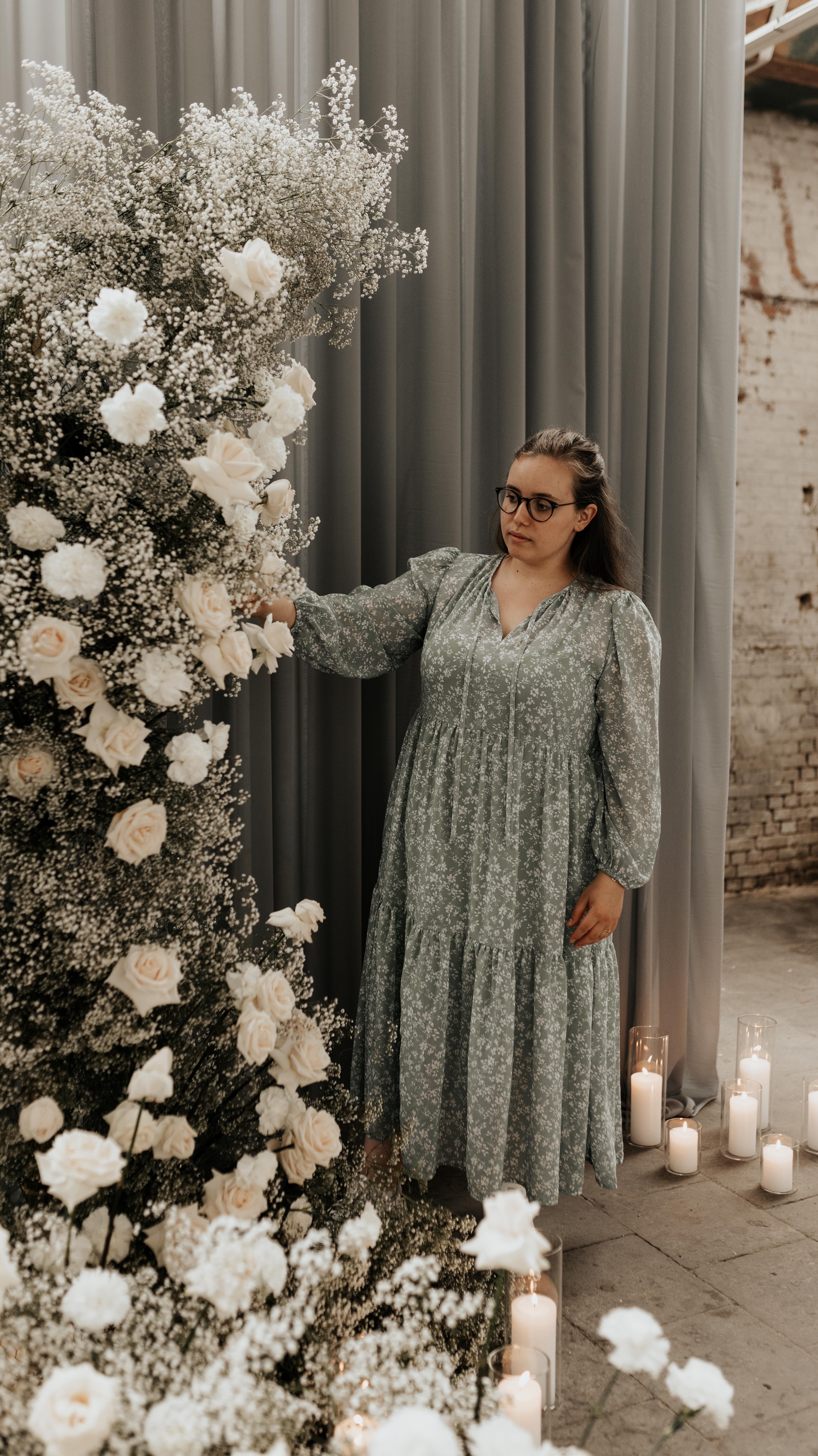 Tijdje geleden dat ik me nog ‘s voorstelde hier!
Hoewel huwelijken plannen een echte passie is, is ‘weddingplanner’ niet het enige label dat je op mij kan plakken. Ontdek in de video waar ik nog meer gelukkig van wordt 😊.
Coverfoto @lisahelsenphotography