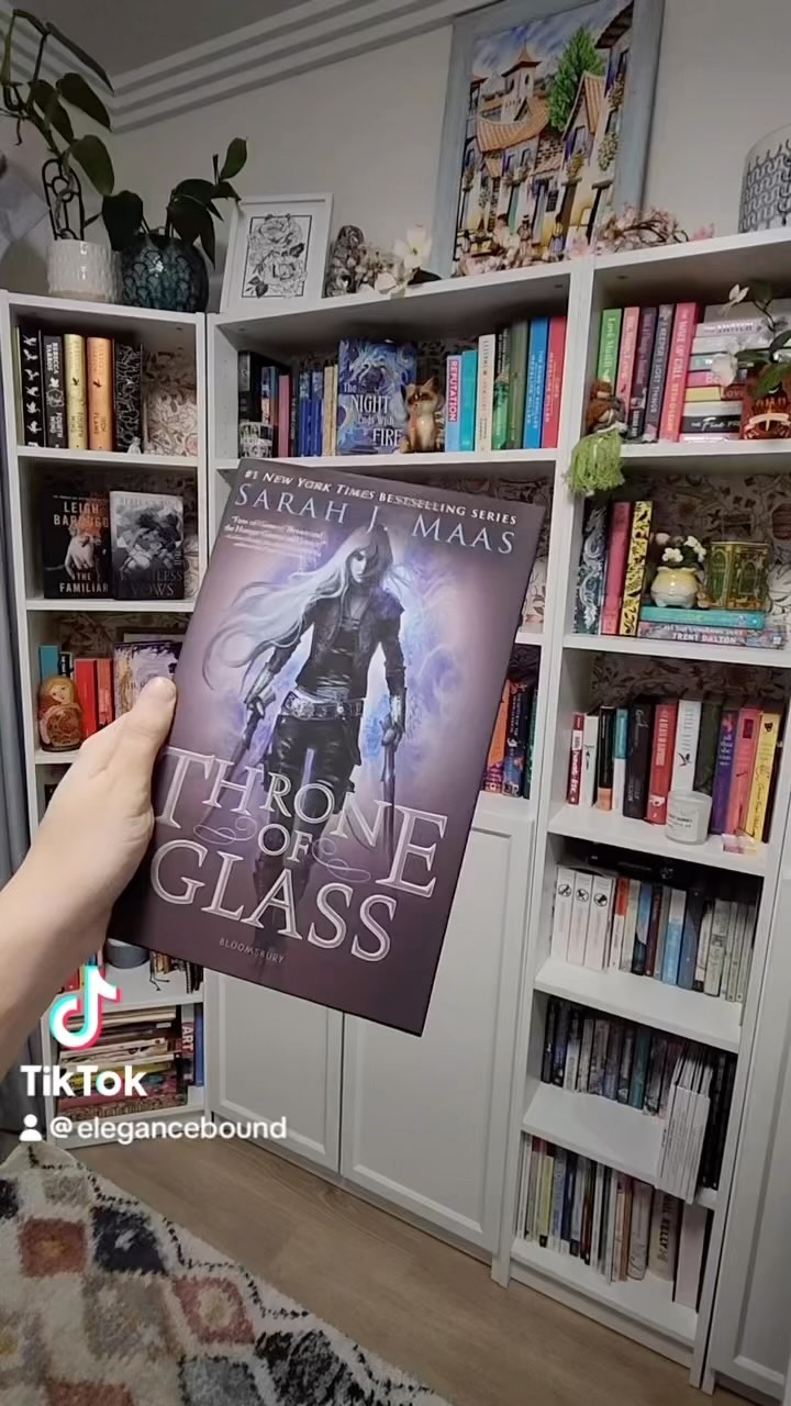 Can’t wait for the reread… new covers and page overlays 😻#bookstagram #tog #throneofglass #sjm #maasverse #dustjackets #recover