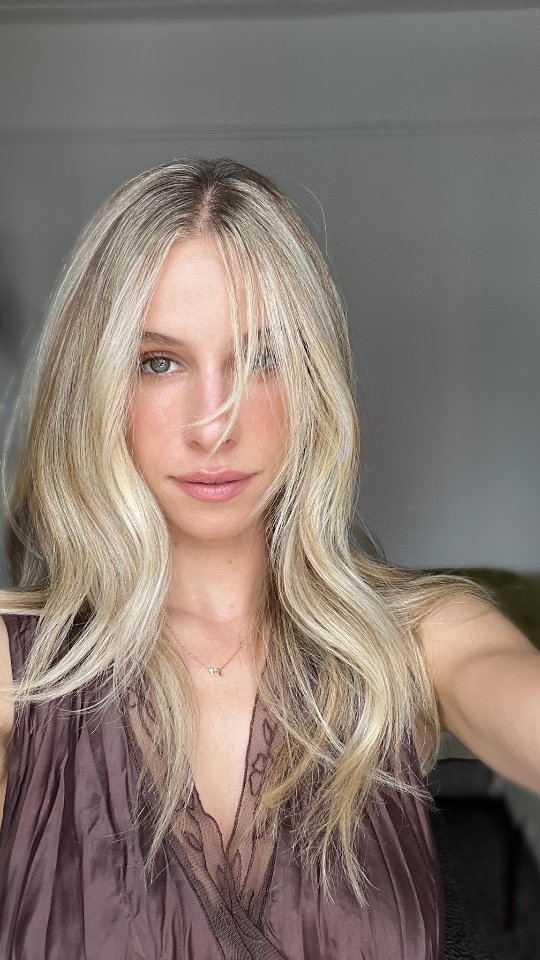 COLOR: Dimensional Baby Blonde
TECHNIQUE 📐: 2-Part Partial #Ombrélage touch-up using
@wellahairusa pro products #wellahair #wellalife
😎Root shadowing & glossing
✂ CUT: soft fringe with carved and Sliced layers for a whimsical layered look
DURATION 🕥 : 3 hrs.
TOUCH UP time⏳: 4 - 8 months
✨️
For Pro Formulas & complete blueprint
check out @theombrelageacademy
@wellahairusa pro products