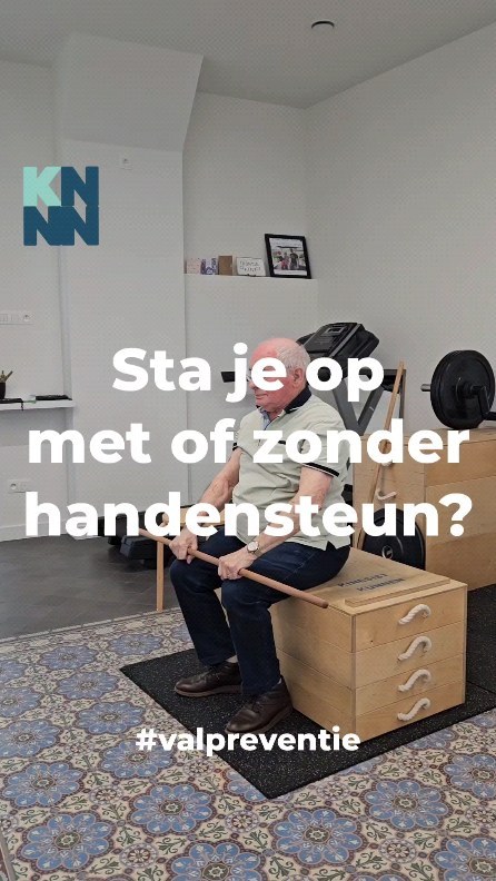 Het was de week van de #valpreventie en ik heb mijn patiënten uitgedaagd. Kunnen opstaan zonder je handen te gebruiken getuigt van een gezonde spierfunctie. De mensen die dit blijven kunnen, ongeacht hun leeftijd, hebben doorgaans een betere kwaliteit van leven en een betere levensverwachting. Rechtstaan zonder je handen te steunen is een makkelijke oefening om mee te beginnen als je zo lang mogelijk goed te been wilt zijn.