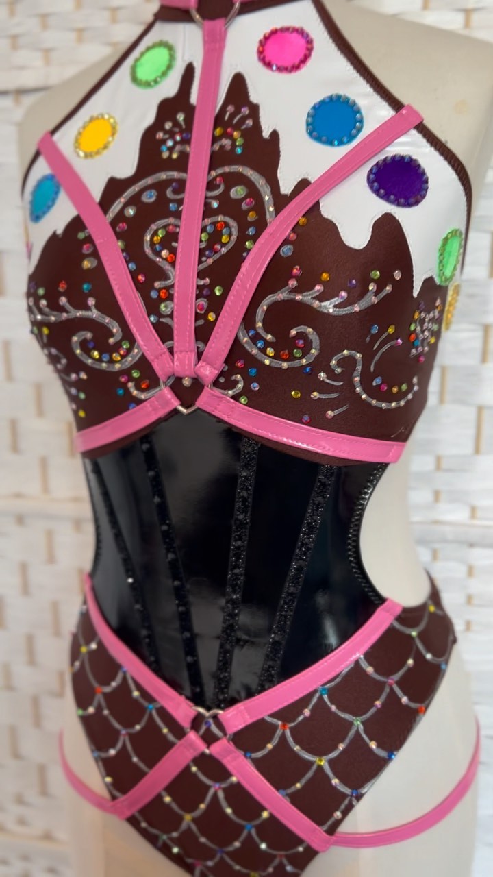 The witches gingerbread house from Hansel and Gretel! 🍭🌲🧙♀️👫
#polecostume #poler #costume #dancecostumes #customleotard #custommade #costumemaking #costumedesign #poleoutfit