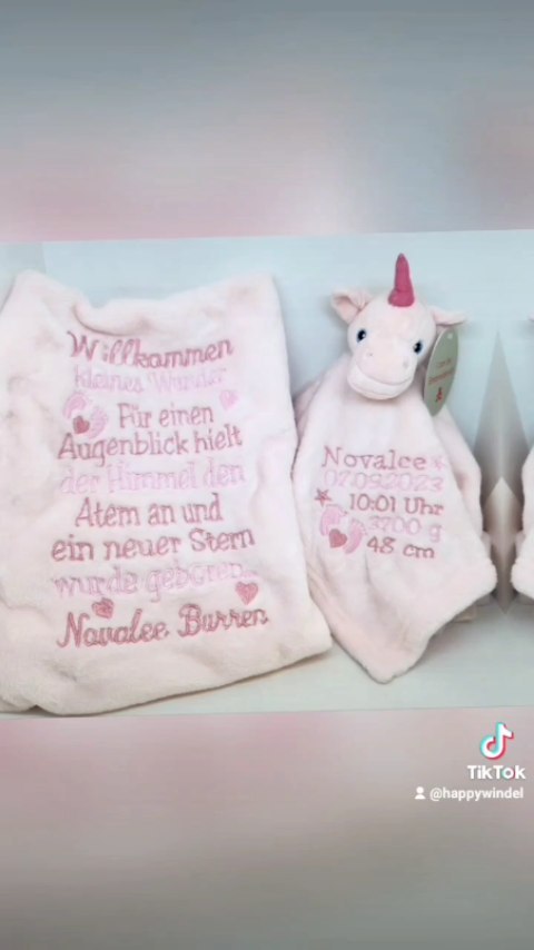 Tolles Geburtsgeschenk💕
.
.
#novalee #unicorn #einhorn #rosa #handmade #handm #babyimbauch #gebzrtstagsazsstattubg #geburtstagsgeschenk #geschenkidee #geschenke #kuscheln #kuscheldecken #mitbringsel #mitbringen #babylove #great #greatfull #sticke #sticken #stickenselbermachen #stickenmachtglücklich #stickmaschiene #stickmaschinensindtoll #stickmachine #bestickenlassen #babygeschenkeshop