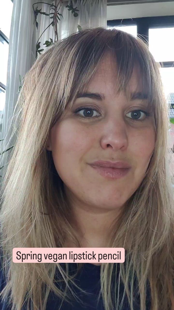 Ik hou enorm van deze 'spring' kleur van de collectie uit studio mino.
Wisten jullie dat deze lipstick heel gemakkelijk aan te brengen is en nog eens verzorgende ingrediënten heeft ?😉😍
#mineralemakeup🍀 #ondernemendevrouwen #2800love #haarenbeauty #makeup #ecofriendly #vegan #drycutting
