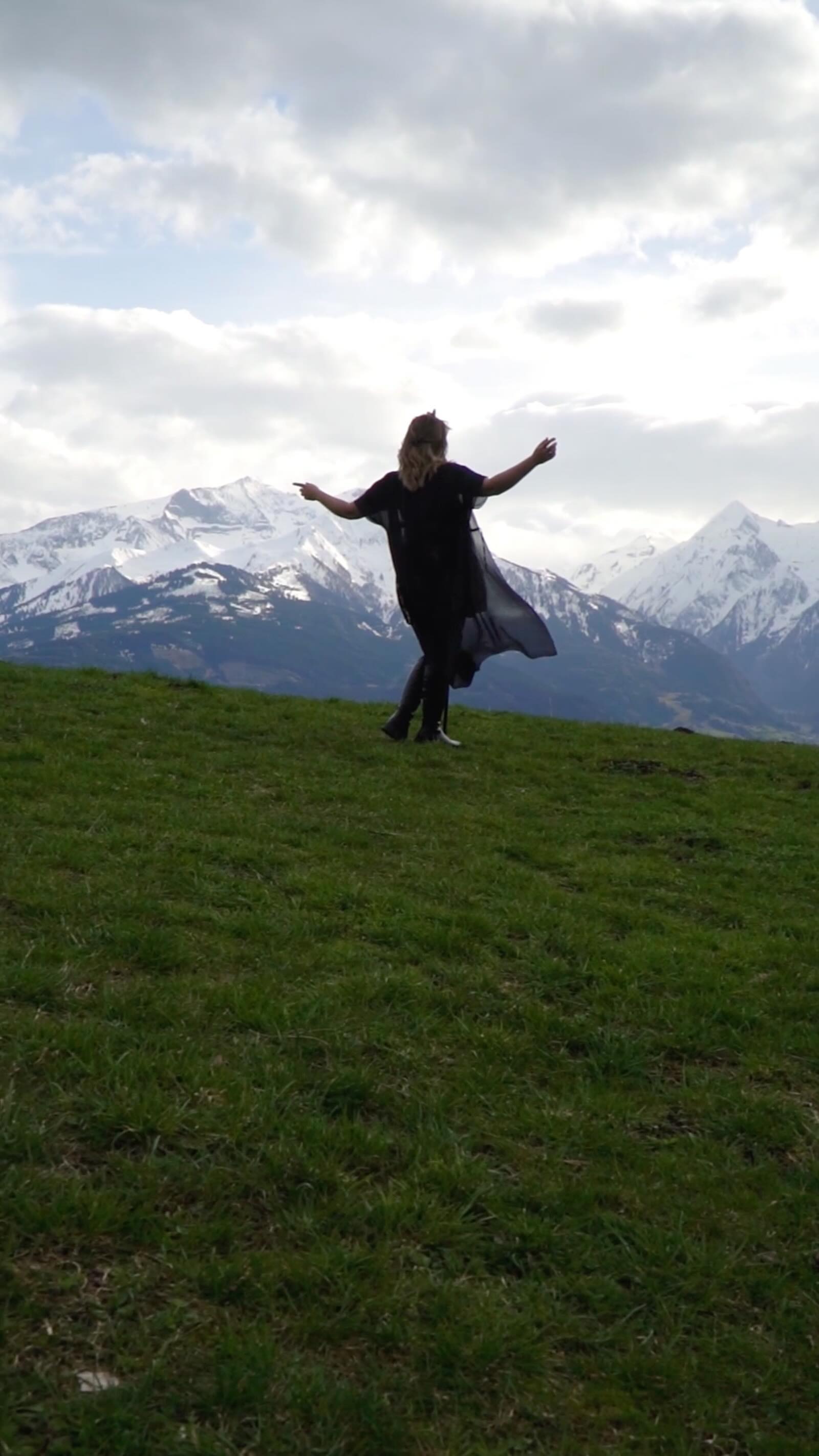 Another NEW SONG ALERT!! ๐ขโ๏ธ
Bryony Nicole releases her new song โHandle Me With Careโ on Friday 19th April! ๐ค๐ผ๐
You can pre-saveโHandle Me With Careโ from our link in bio.
Bryony gives her best rousing performance ever with โHandle Me With Care,โ a heartfelt Brit-Soul ballad with cool retro-soul influences, and the song was written and produced by Mike Blake and Mike Shannon of the Marveltonez, in Zell am See. ๐ต๐บ
Bryony Nicole is influenced by Lisa Stansfield, Duffy, Adele, Jessie J, Joss Stone, Amy Winehouse, Paloma Faith, Florence Welch, Estelle, Mica Paris, Karen Wheeler, Gabrielle, Desโree, Beverley Knight and of course Dusty Springfield. ๐ธ๐ฌ๐น
#zellamsee #britishsoul #uksoul #singergirl #blueeyedsoul #soulmusiclovers #independentmusic #independentartist #neosoul