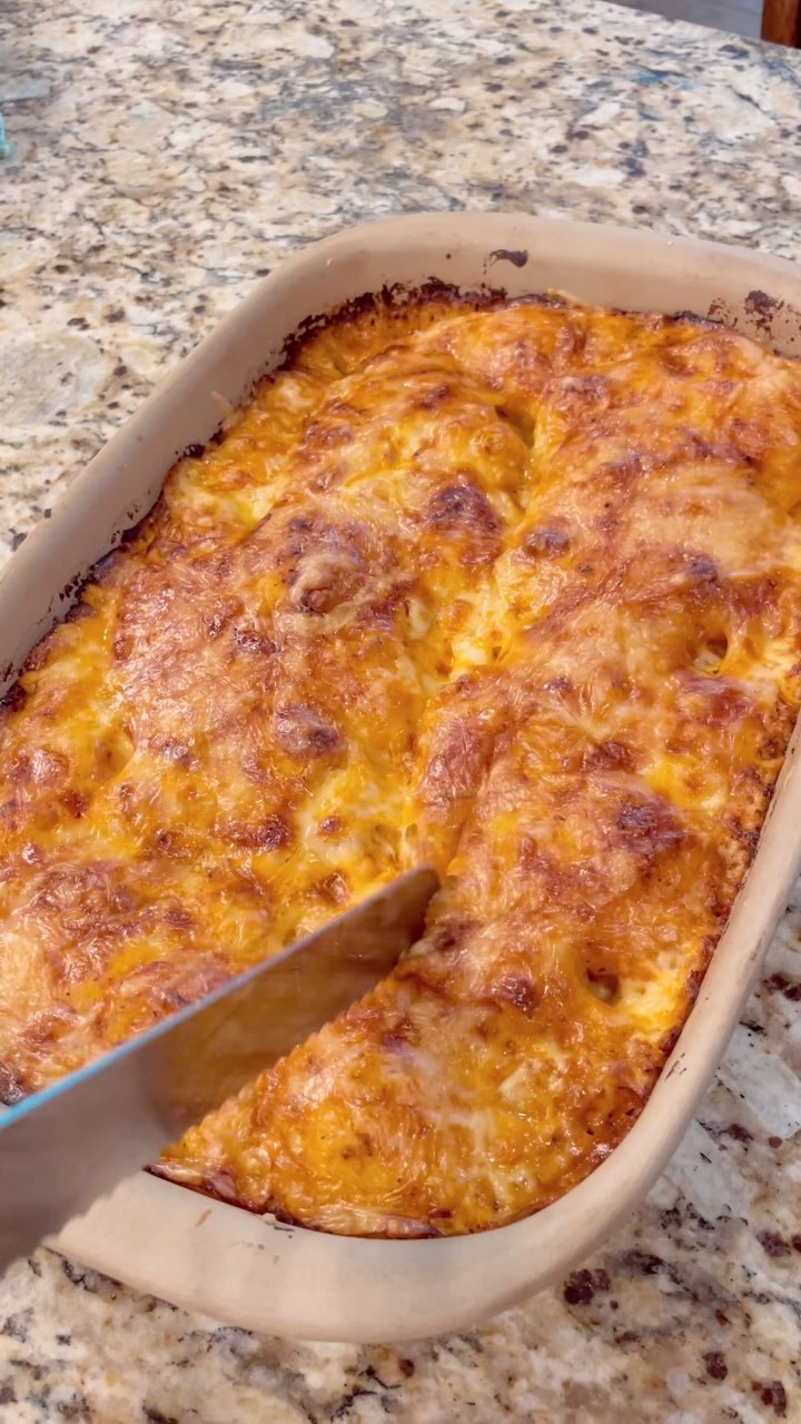 Focaccia is a sourdough classic, but why stop there when you can pizza-fy it? The best of both worlds - soft and chewy with lotsss of cheese 😍🧀💛
#sourdough #smallbusiness #homemade #focaccia #homemadebread #pizzabread #delicious