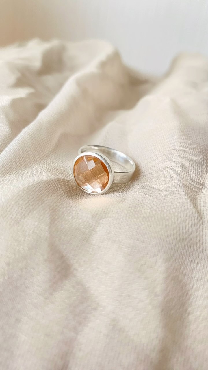 Sparkle with this champagne coloured, multifaceted cabochon! Set on a high polished band made from recycled 925 silver. Added to the website via the link in bio. #edelsmidalicesilverdesigns #alicesilverdesigns #handgemaaktezilverenring #zilverenringrozesteen #handmadesilverrings
