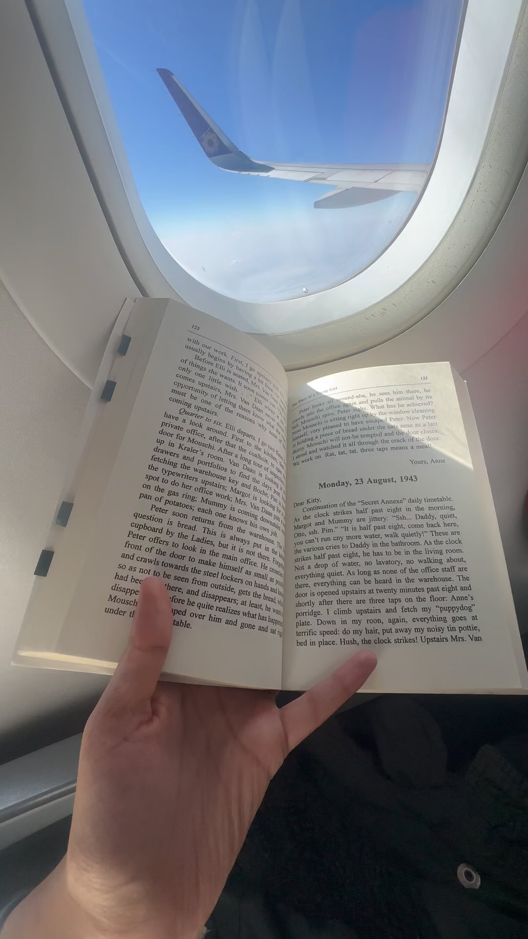 Do you take a book with you everywhere? 📚
#bookblogger #book #bookblog #booksofinstagram #booklover #booknerd #booklove #books #booksofig #bookaddict #bookrecommendations #bookshelf #booksuggestions #booksummary #bookrating #goodreads #bookstagrammer #goodreadswithaview #bookstagram #bookmarks #booksaremylife #sakshireports