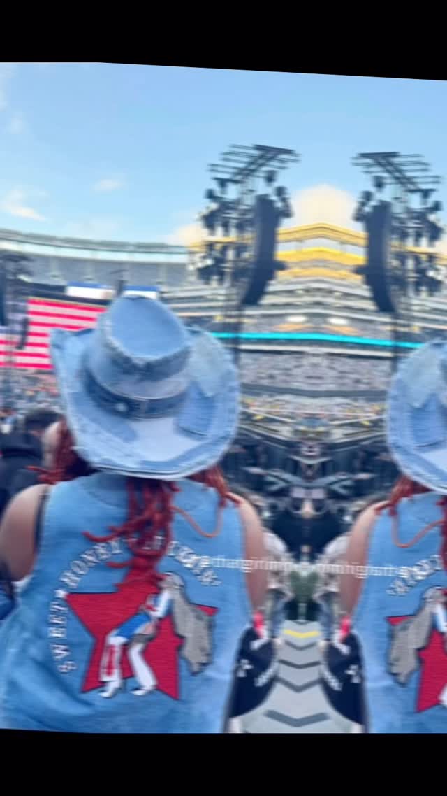 Client Cam ๐ธ๐ฅฐ๐ฅ Custom Vest by yours truly for another member of the Bey-Hive at the Cowboy Carter Tour ๐ค โค๏ธ๐ค๐
#clientcam #beyhive #cowboy #cowboycarter #denim #vest #beyhaw