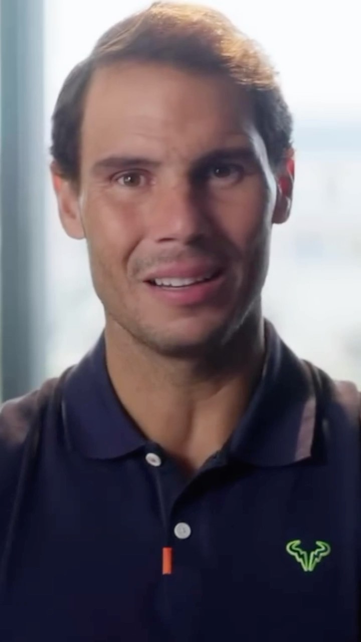 Me encuentro con una interesante entrevista a Rafa Nadal sobre psicología deportiva que veo importante compartir y comentar.
Aprender a gestionar las emociones, la concentración, el diálogo interno, el nivel de activación, entre otros aspectos psicológicos cuando las cosas no salen bien es lo que marca una gran diferencia. Trabajar en nuestro día a día nos prepara para aprender a manejar los aspectos psicológicos en situaciones más desfavorables.
Trabajar en la gestión emocional y el autocontrol es un complemento fundamental para mejorar tu rendimiento. Aprender a lidiar con las emociones que experimentamos es de gran importancia; si bien no podemos evitar sentirnos emocionados, sí podemos abordarlas de diversas maneras para manejarlas de manera efectiva.
La capacidad de adaptación es una característica que todos los deportistas deberían desarrollar, dado que en el deporte nunca todo está bajo control. Saber adaptarnos resulta crucial y esto requiere un trabajo constante. En el afán de la victoria, es esencial prepararse también para afrontar la derrota.
Más allá del positivismo vacío, no se trata simplemente de pensar positivamente, sino de adoptar un enfoque realista en el pensamiento. Y una vez más, se pone de manifiesto la importancia de la gestión de las emociones.
En ocasiones, tendemos a creer que el esfuerzo garantiza resultados, como victorias, entre otros. Sin embargo, lo que realmente asegura son aspectos bajo nuestro control, como la satisfacción personal y las mejoras en nuestro rendimiento. Aunque valoremos los resultados, estos deberían ser una consecuencia y no un objetivo en sí mismo, considerando que existen numerosos factores que escapan a nuestro control. Este tema lo abordo en mi último post del blog (encuentra el enlace en la bio).
#psicologíadeportiva #psicologiadeportiva #psicólogodeportivo #psicologo #psicologodeportivo #psicólogo #psicologomallorca #psicologíamallorca #deporte