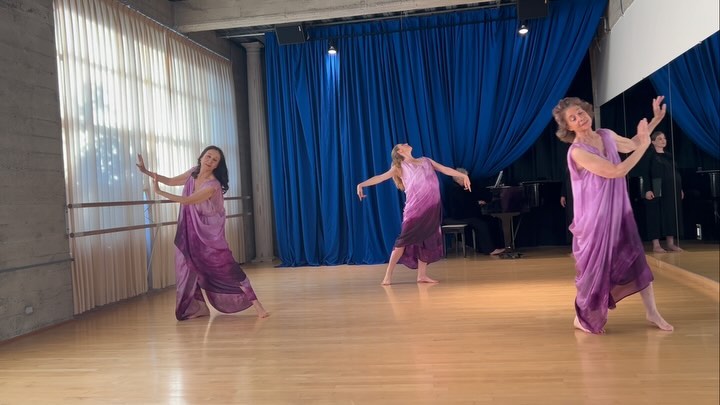 Such a special performance celebrating the 147th birthday of Isadora Duncan’s on May 26th! ✨
Performing the Dance of the Blessed Spirits : Courtney Ramm (+baby), Adrienne Ramm, Mary Sano
.
.
.
.
.
#isadoraduncan #moderndance #bayareadance #moderndancecompany #duncandancers