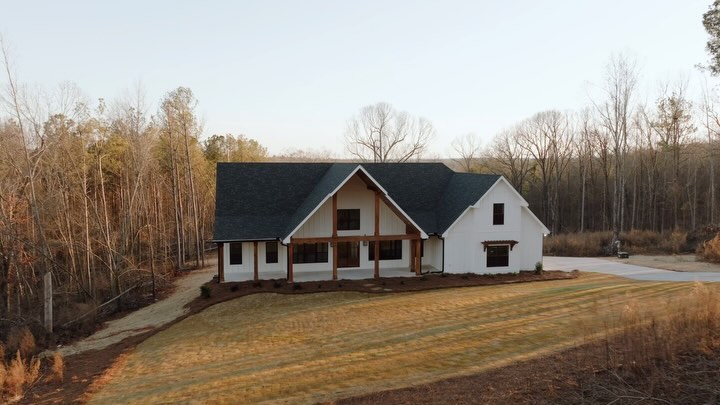 Witt Build, complete!
What a beautiful home for a beautiful family..
Our oldest daughter, Ava lived her first four months in the ICU. This family has TWO little ICU sweeties that much more recently overcame the odds ✨ and it made completing this build just that much sweeter.