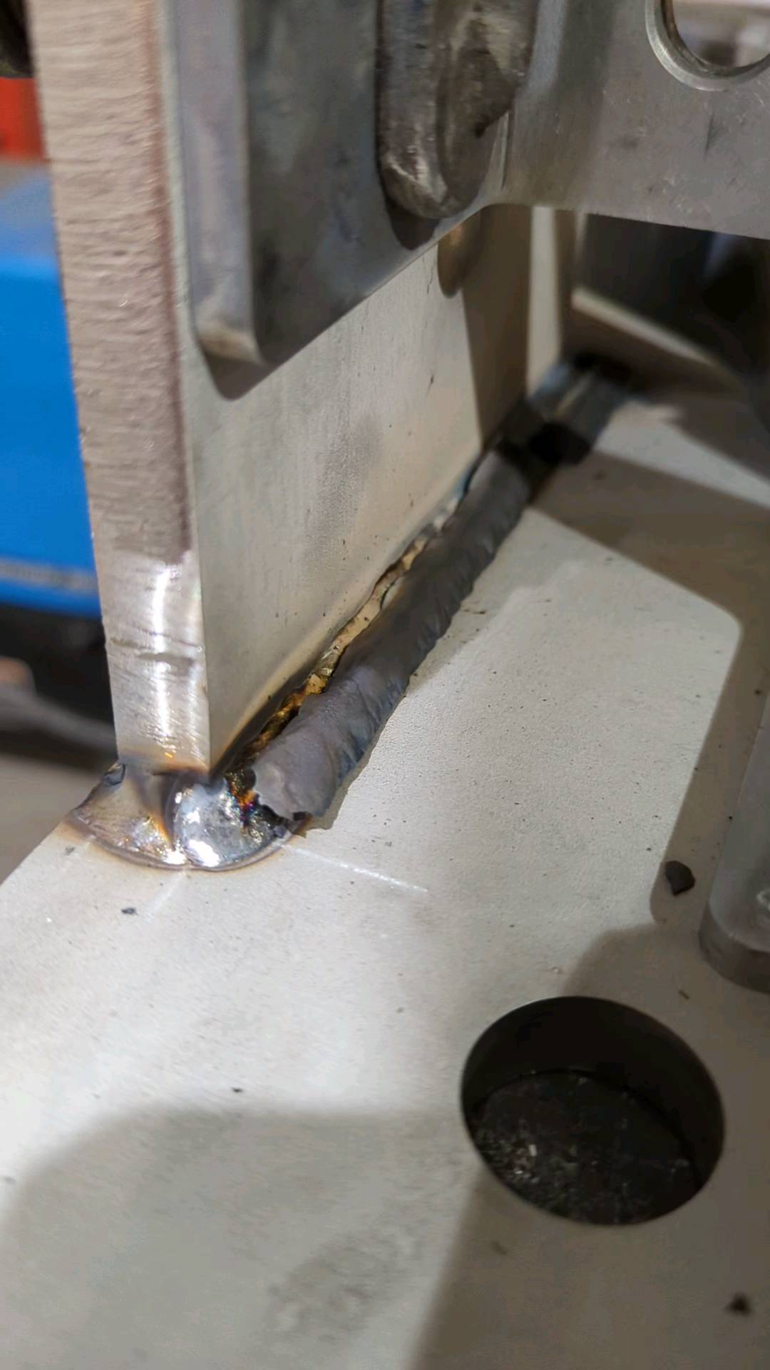 Finishing out 2022 with some stainless steel dual shield on some timber brackets.
#welding #welderzworld #millerwelders #stainlesssteel #weldernation #dirtyhandscleanmoney #nh #603 #2022