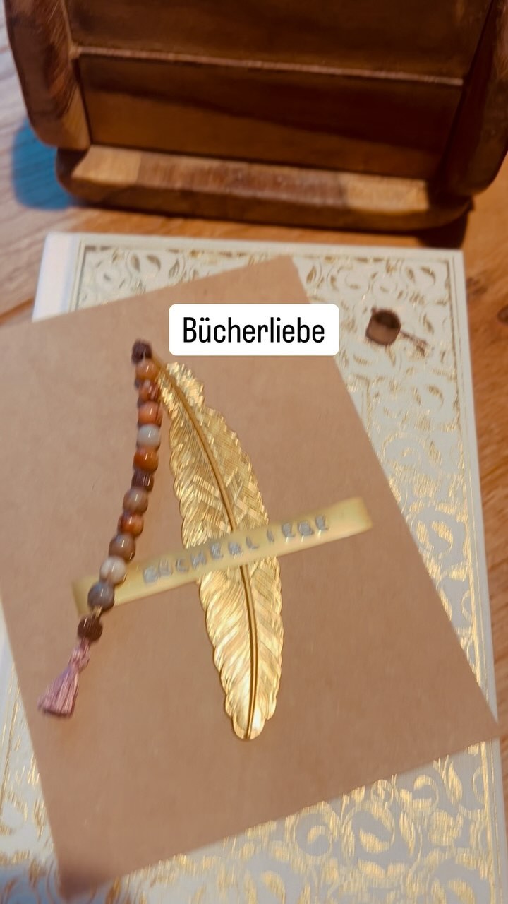 „Bücher sind wie Fenster zur Welt, durch die wir eintauchen können in unendliche Welten und Geschichten, die uns verzaubern und inspirieren.“
Passend zum Herbst & für die ruhige Lesezeit, habe ich die neuen Lesezeichen mit Edelsteinen fertig. Am nächsten Samstag werde ich mit meinen Kreationen am Gündisauer Herbstmarkt sein und freue mich über einen Besuch an meinem Stand.
#edelsteine #mondstein #lesen #bücher #bücherliebe #bücherwurm #lesezeit #buch #herbst #cozy #herbstzeit #kreativ #edelstein #lesezeichen #herbstmarkt #schweiz