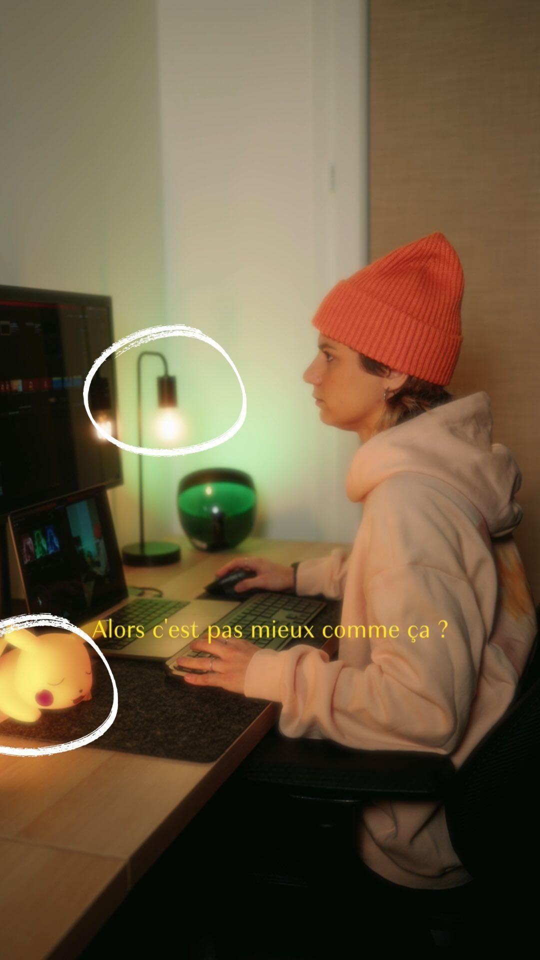 Je te montre comment créer un bon éclairage pour tes Réels Insta ⬇️
1) Installe une lumière principale qui vient éclairer ton sujet : softbox, ringlight …
Cette lumiere n’est pas visible dans ton plan. Dans cette vidéo je l’ai mise sur le coté et elle éclaire la gauche de mon sujet.
2) Ajoute une lumiere colorée. Ici c’est la Iris light de Philips que j’ai mis de couleur verte. Elle est positionnée face à la caméra.
3) J’ai ajouté un point de lumière (jaune) en bas à gauche pour éclairer mon Pikachu et mon écran d’ordi
4) Pour ajouter du bokeh, j’ai installé une lumière avec une ampoule bien en face de mon angle de vue.
Il y’a donc 4 points de lumière !
C’est beaucoup plus chaleureux qu’au début !
Me dites pas que vous préfériez avant ?
#conseils #eclairage #lumiere #videaste #light #materiel #tipsvideo #tipsreels