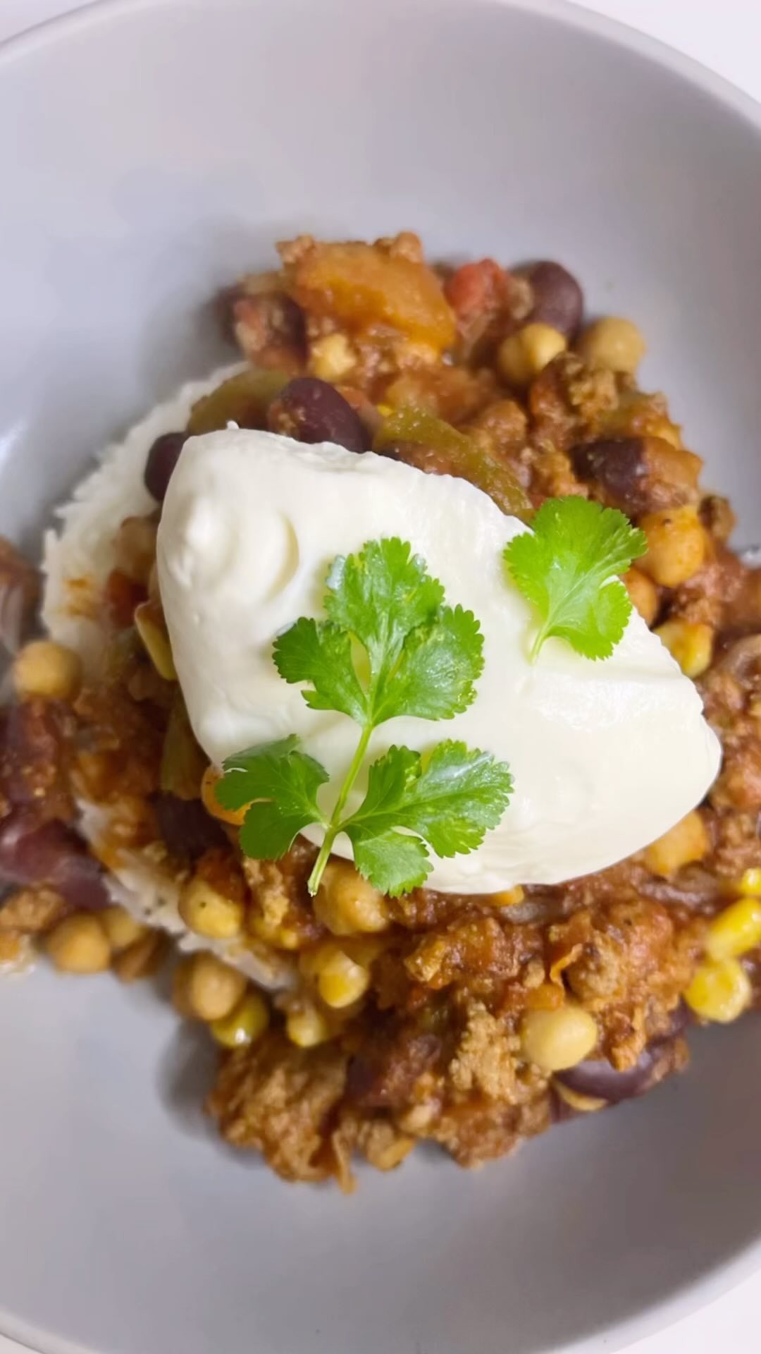 🫘 Slow Cooker High Protein Chilli 🫘
On these autumnal evenings, what is better than a warming, delicious, slow cooker recipe… a nutritious one too!
Ingredients
🍁 1 tbsp EV olive oil
🍁 500g lean mince beef / turkey
🍁 1 onion diced
🍁 1 pepper diced
🍁 3 garlic cloves
🍁 2 tbsp chilli powder
🍁 1 tbsp cumin
🍁 1 tsp paprika
🍁 1 tsp oregano
🍁 1/2 tsp cayenne
🍁 2 tins chopped tomatoes
🍁 Heaped tbsp tomato paste
🍁 1 tbsp Worcestershire Sauce
🍁 1 tin chickpeas, drained
🍁 1 tin kidney beans, drained
🍁 1 tin sweetcorn, drained
🍁 300ml vegetable or beef stock
🍁 Salt & Pepper to taste
Method
1. In a large pan, add olive oil and brown the mince. Add onions, garlic and peppers to mince and season.
2. Add mince mixture, and all remaining ingredients to the slow cooker. Mix to combine.
3. Cook on high for 3-4 hours or low for 6-8 hours
Serve with jacket potato or rice. Top with creme freche.
Serves 6.
Nutritional information
🫘 High in protein from a mixture of plant and animal sources, covering most amino acids.
🫘 High in fibre, excellent for a healthy gut!
🫘 Contains many polyphenols which have many positives including lowering blood sugar, improving gut health and antioxidant properties.
🫘 Provides vitamin A, C, calcium and iron.
384kcal. Carb 42g. Protein 36g. Fat 9g. Fibre 14g.
Warm Autumnal Wishes, Dr Grace 🌿.
#womenshealth #nutrition #healthyeating #hormones #pregnancy #menopause #postpartum #fertility #pregnancynutrition #menopausenutrition #postpartumnutrition #fertilitynutrition #pregnancydiet #menopausediet #fertilitydiet