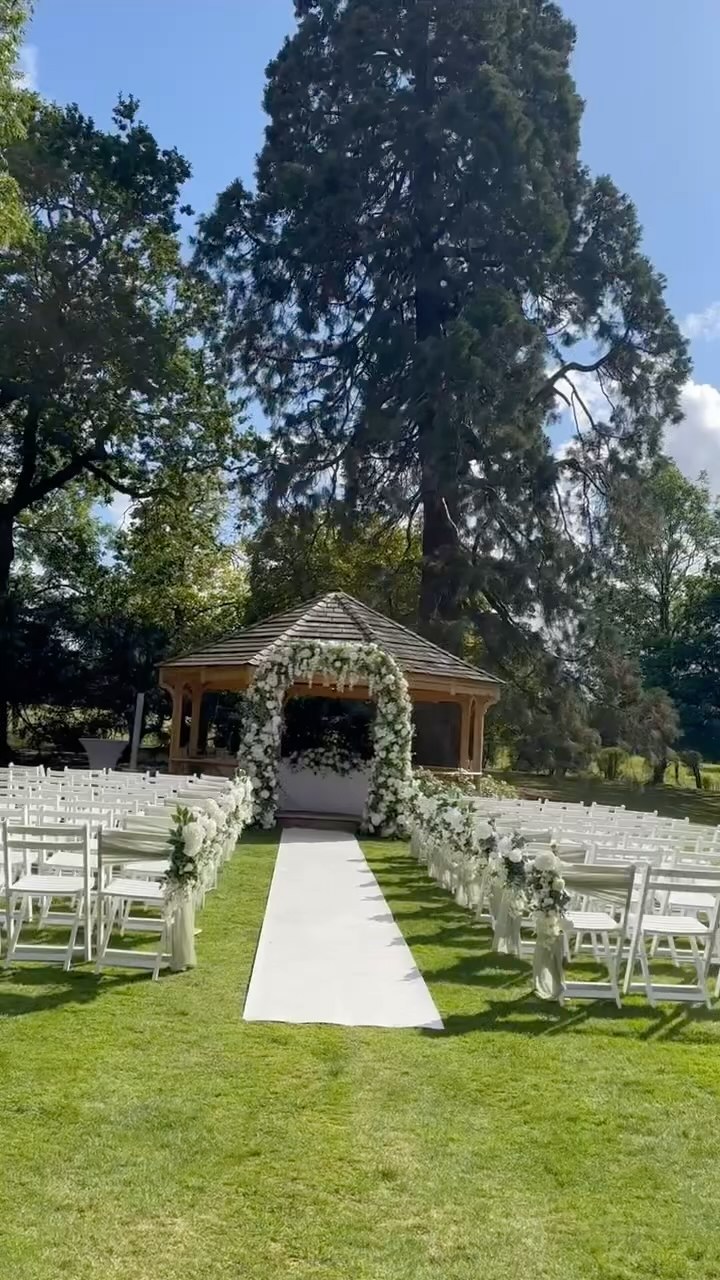 Still feeling a bit like summer in September✨
23rd September tone exact for Sophie & Chris.
Loving being able to get our couples wed outside as far into Autumn as possible 🍁