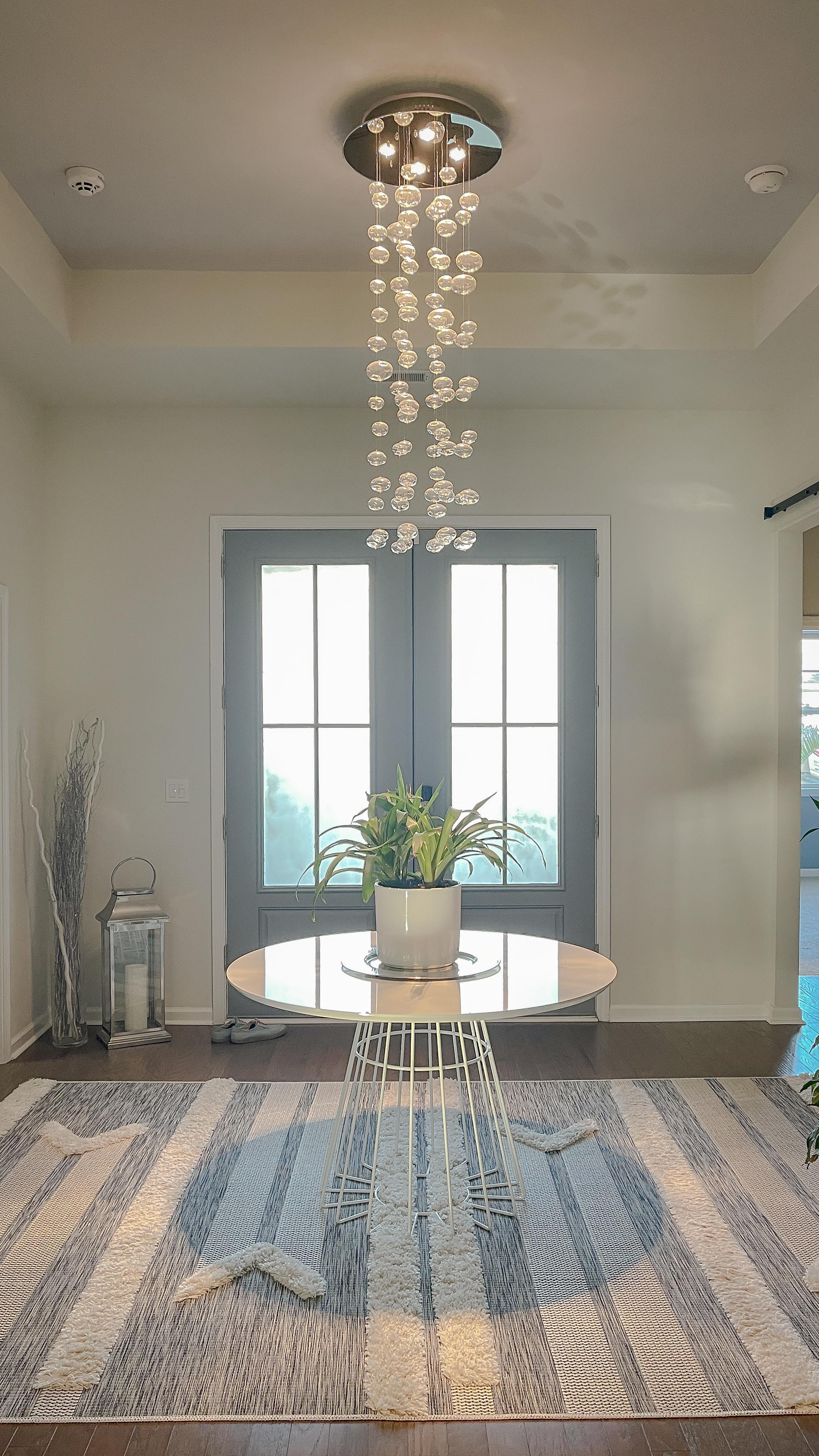 It’s time for Spring cleaning, and your wardrobe is no exception…
Winter is behind us, and it’s time to freshen up your closet for the spring and summer seasons. (Gotta make some room for those Derby hats! 🏇👒🌸)
Here are 6 simple steps to help you effectively purge your wardrobe:
1️⃣ Set Aside Time: Dedicate a few hours to thoroughly go through your clothes without rushing.
2️⃣ Categorize Your Items: Organize your clothes into categories like tops, pants, and accessories to easily decide what stays and what goes.
3️⃣ Be Honest: If you don’t love it, wear it, or feel confident in it, it’s time to let it go.
4️⃣ Check Quality and Condition: Say goodbye to any items that are stained, torn, or worn out.
5️⃣ Decide on Disposal: Choose to donate, sell, or recycle the items you’re parting with.
6️⃣ Assess Your Needs: Review what’s left and note what you need to buy to round out your wardrobe for the new season.
Want more? Comment “CLOSET” below or DM us.
#ClosetPurge #SpringCleaning #WardrobeRefresh