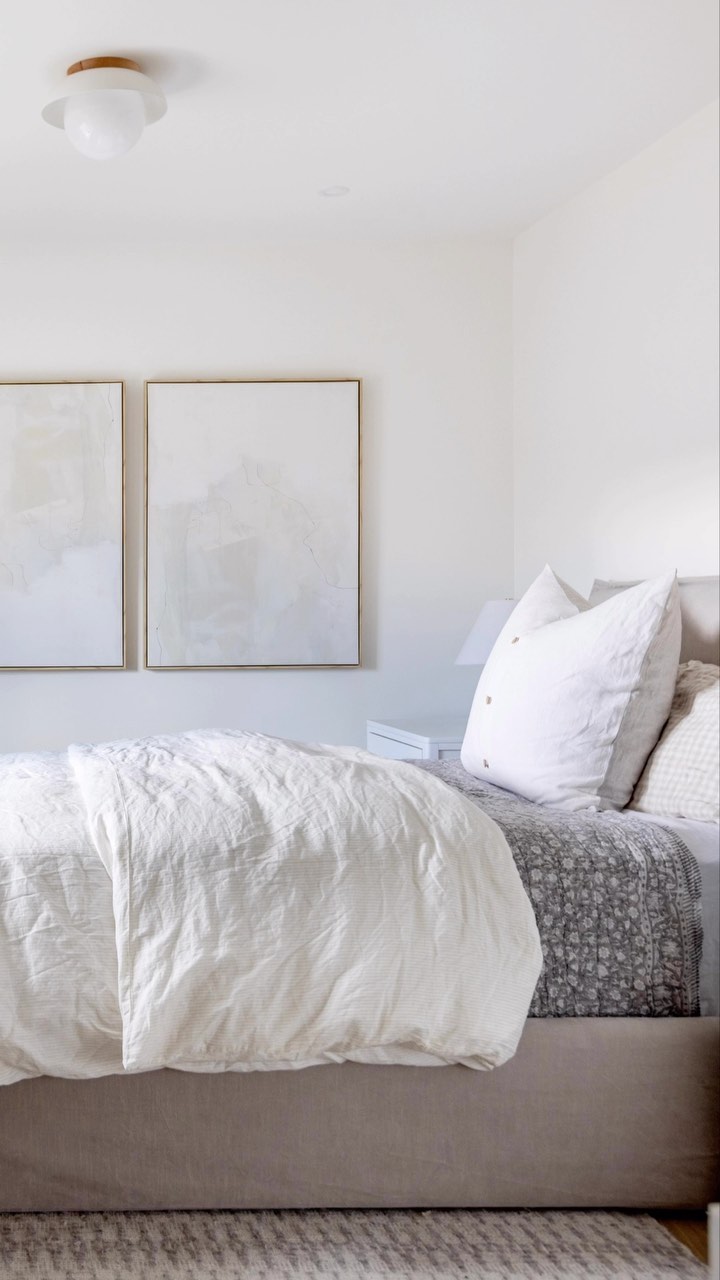 A young ladies room.
#simpledesign #interiorstyling #interiordesign #instahome #instadesign
#bedroomdecor #sodomino #myhousebeautiful #howwedwell #vancouverinteriordesign @serenaandlily @cb2canada @cb2 @monikahibbshome @target
Captured by @pineconecamp