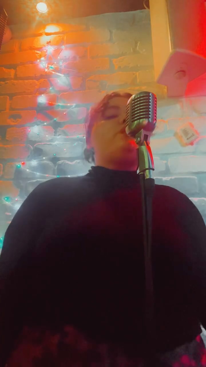 🎷✨ Ready to feel all the Christmas magic? 🎄 Here’s a sneak peek of me channeling Ella Fitzgerald with Have Yourself a Merry Little Christmas 🎙️✨
You’ll catch me spreading those vintage jazz vibes every Sunday at 7pm @ex_directory and all across the North West this festive season! 🌟 Think timeless classics, cozy vibes, and Christmas tunes you can’t resist singing along to. ❄️💃
💬 Tell me—what’s your favorite holiday jazz song? 👇 Tag your music-loving bestie and let’s toast to Christmas in style! 🥂🎶
#JazzWithGiorgia #LiveChristmasJazz #EllaFitzgeraldVibes #FestiveNightsNW #LiveMusicMoments #jazzmusic #jazzsinger #ellafitzgerald #postmodernjukebox #singersofinstagram #jazzvocalist #ukjazz #whatsonliverpool #whatsonnorthwales