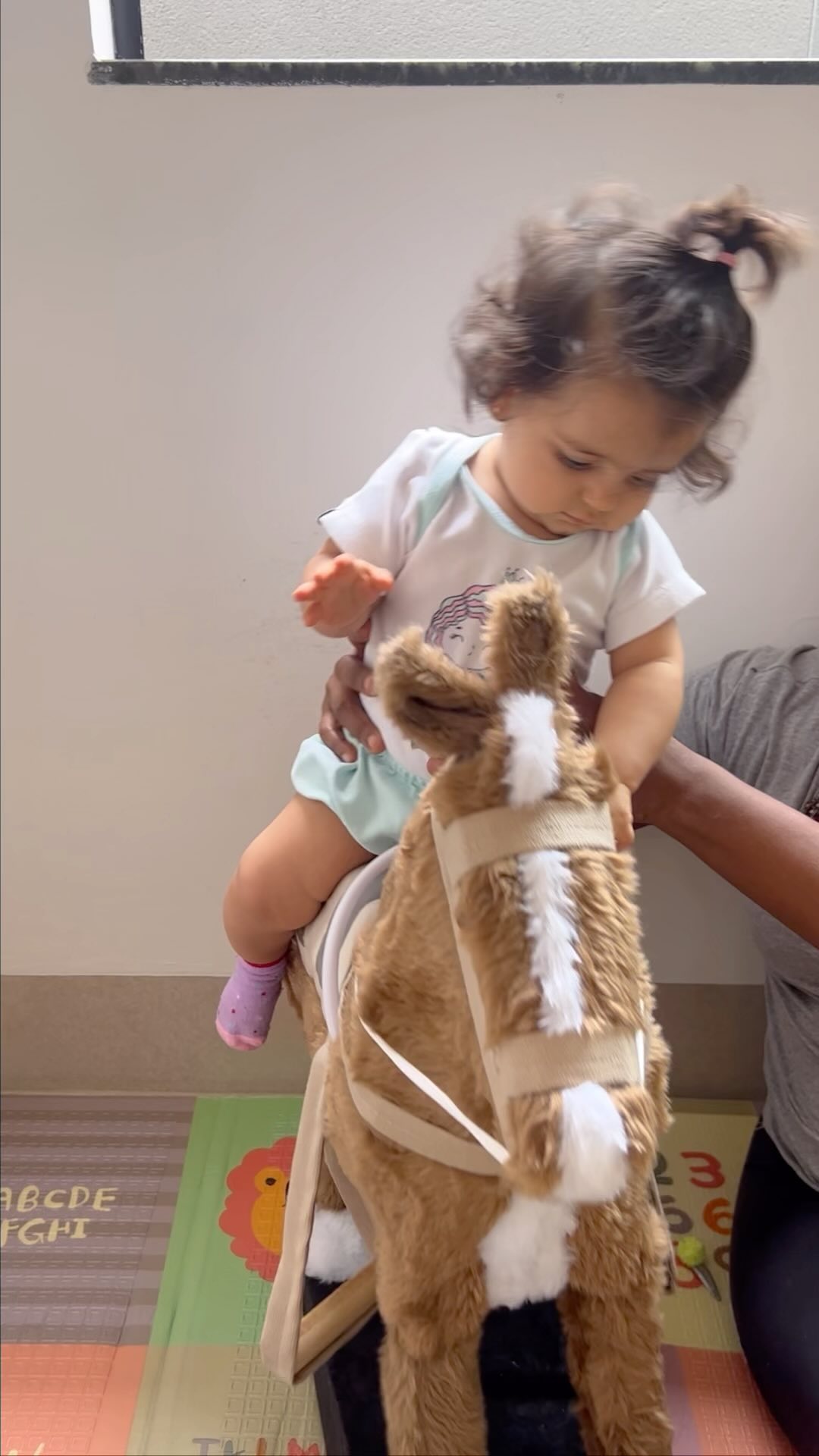 Querida filha,
Hoje você tem apenas 7 meses, mas já trouxe tanta alegria e amor para nossas vidas. Cada sorriso, cada olhar e cada momento ao seu lado são verdadeiros tesouros que guardaremos para sempre em nossos corações.
À medida que você cresce e começa a explorar o mundo ao seu redor, queremos que saiba que estaremos sempre aqui para apoiá-la e amá-la incondicionalmente. Queremos que você saiba que é especial e única, e que pode alcançar tudo o que deseja na vida.
Nossa maior esperança é que você seja feliz e saiba que sempre pode contar conosco. Que você encontre sua paixão e siga seus sonhos com coragem e determinação. E lembre-se, não importa o que aconteça, você sempre terá o nosso amor e apoio inabaláveis.
Você é um presente precioso em nossas vidas, e estamos ansiosos para compartilhar cada momento maravilhoso com você ao longo de toda a sua vida.
Com todo o nosso amor,
Seu pai Léo