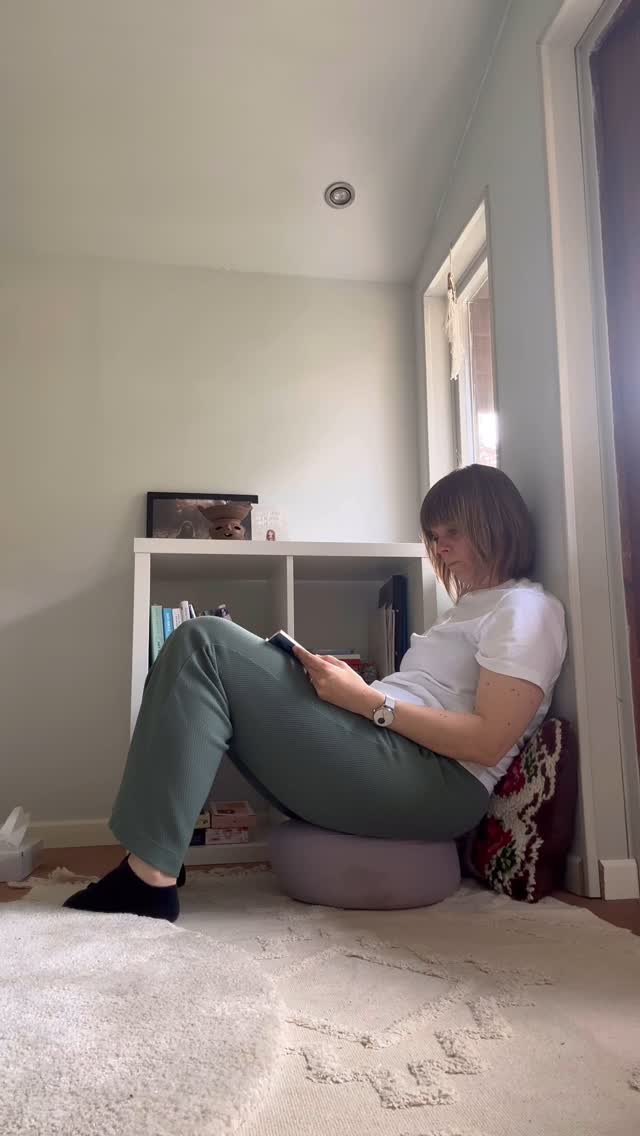 Ze vroeg me dit, nadat ze weer ‘wakker’ was na haar eerste begeleide ademsessie.
Mijn eerste reactie: Ik ga in ieder geval geen boekje zitten lezen! 😆
Wat ik wél doe: ik ben er met mijn volledige aandacht en energie, voor jou. Ik zorg voor de veilige omgeving waarin jij je kwetsbaar kunt opstellen. Uitdagingen kunt aangaan 🙌
Ik ben er voor de momenten dat een emotie of herinnering je overspoelt. Voor een inzicht dat je plots krijgt en meteen hardop wilt delen. Of om ervoor te zorgen dat je blijft ademen 😌
Ik ben er zonder oordeel, met nieuwsgierigheid.
Maar vooral met heel veel liefde ♥️
#ademwerkdriebergen #rebirthingbreathwork #ademsessie #verbondenadem #spaceholden