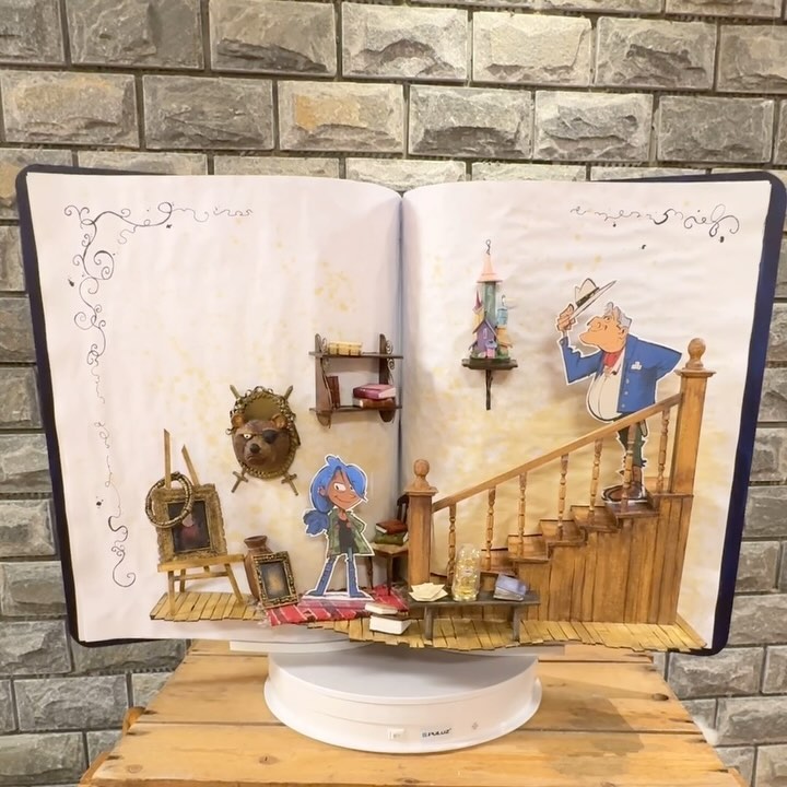 … og boka kan du se i butikkvindu til @norliuniversitetsgata i Oslo sentrum hele desember. Kanskje du også stikker innom og kjøper boka «Mirakelpulveret» når du først er forbi? @familienvonhumbug @karenkilane @hansjorgensandnes @jonlovaas_scenographer #sandnesmedia @barneboker