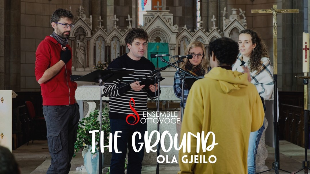 Nous sommes heureux de vous partager en ce jour si particulier un nouvel enregistrement extrait de notre dernier disque, de la pièce "The Ground" 🎶 Bonne écoute et nous vous souhaitons, à toutes et tous, un très joyeux Noël 🎄✨
♬ À propos de la pièce The Ground :
The Ground (2016) est inspiré d’une pièce chorale écrite par le compositeur @ola.gjeilo dans le dernier mouvement de sa messe Sunrise Mass (écrite en 2008) pour chœur et orchestre à cordes. Cette pièce, commençant par les paroles Pleni sunt caeli est appelée The Ground (le sol) car elle convient au sens donné à la fin de la messe : une arrivée dans un lieu de paix et apaisant, qui n’arrive qu’après avoir traversé beaucoup d’épreuves.
🇳🇴 À propos du compositeur, Ola Gjeilo :
Ola Gjeilo est un compositeur norvégien, résidant aux États-Unis. Né en 1978, diplômé de prestigieuses écoles de composition comme l'Académie norvégienne de musique (1999- 2001) puis à la Juilliard School (2001) et au Royal College of Music de Londres (2002- 2004), il est l’un des compositeurs les plus populaires de ces dernières années, collaborant notamment avec des ensembles prestigieux (Voces8, Phoenix chorale).
L'Ensemble Sottovoce est ici composé de :
Angéline Johnston : soprano
Hélène Landais : soprano
Tristan Fourault : ténor
Adrien Bâty : baryton-basse
Théodore Lambert : piano
Nicolas Haezebaert : Ingénieur du son
Raphael Reales : Captation vidéo
Francis Payol : Photographe
Enregistrement réalisé à Pont-Scorff, en l'Église du Sacré-Cœur, France, le lundi 24 octobre 2022.
📸 Crédit photo : © Francis Payol, octobre 2022.
© Ensemble Sottovoce, décembre 2023 - Tous droits réservés.