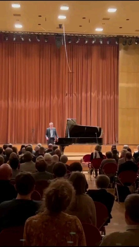 Last night the famous pianist SERGEY BELYAVSKY performed an amazing program with pieces composed by #robertschumann and #franzliszt at the #gewandhaus (Leipzig/Germany) - highest art combined with technical perfection.
.
As an encore, he played the 2nd Movement of my 2nd Piano Sonata, so that I was able to celebrate my premiere as a #composer at this traditional #concerthall . Thanks to #belyavskysergey for this great evening!
.
Thanks to @silentbeatrecords for joining this concert, good conversation and the footage!
.
@belyavskysergeyyy #classical #classicalcomposer #classicalmusic #classicalmusician #classicalmusicians #classicalpianist #classicalpiano #pianist #pianists #pianistsofinstagram #piano #pianoplayer #pianosolo #goetzoestlind