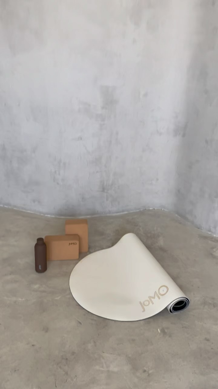 Crushing 😍 over the new cream white ROUND & ARCH matte mats 💫
No more small scratches even if it’s white, you can easy wipe them away !
Perfect for studios, in home & in class.
#yogalifestyle #yogastudio