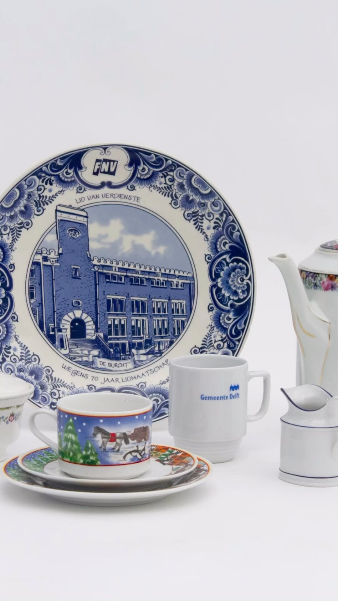 Next Saturday, Feb 17th, we will be live sandblasting ceramic cups and bowls to celebrate the opening of Pioneers in Ceramic at @museumprinsenhofdelft!
Visitors can bring their own cups and have them transformed!
Sandblasting by @circulairwarenhuis