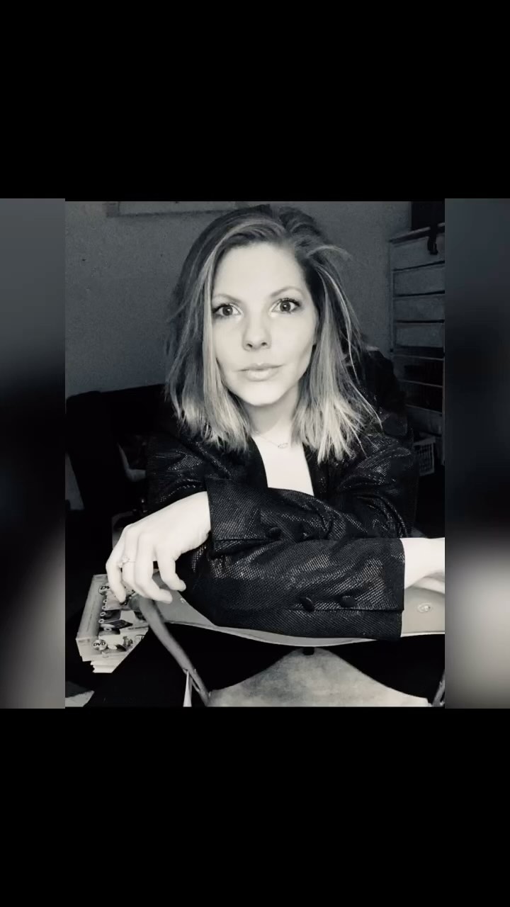 Een tijdje terug schreef ik al dat ik jullie mee zou willen nemen in mijn reis. In mijn praktijk werk ik niet voor niks holistisch. Schoonheid is voor mij zoveel meer dan alleen je fysieke laag(huid), en wat crème smeren. Een belangrijk onderdeel hierin is de juiste mindset & het zien, horen, voelen ,liefhebben en goed verzorgen van je kostbaarste bezit, je lichaam. Op alle lagen van ervan fysiek, mentaal, energetisch, emotioneel & spiritueel aandacht besteden.
Jarenlang ben ik genadeloos voor mezelf geweest. Een strijd met mijn lichaam die ik continu voerde, uiteindelijk belandde ik in een diep donker zwart gat. Een neerwaarts spiraal en een hobbelige weg met meerdere diepe dalen. Gevangen in mijn eigen onzekerheid liet ik mijn gedachten de baas zijn over mijn wereld, en vond ik mezelf alles behalve het waard hier te zijn.
Een proces waarin ik oog in oog kwam te staan met mijn grootste angsten & donkerste kanten. In het eerste deel van mijn video zie je een greep van dingen waarmee ik toen liep te battlen.
Het tweede laat zien wat het me gebracht heeft deze aan te kijken maar ook te omarmen & te accepteren.
Zowel het licht maar ook de donkere kanten zijn onderdeel van ons. Beide lieten me prachtige dingen zien die me enorm hebben laten groeien als persoon. Me mee gaven dat ik Okj mag zijn met wie ik ben! Dat schoonheid zoveel meer is dan alleen dat wat voor het oog zichtbaar is.
In een wereld vol met social media & waar je af kan vragen wat nog echt is. Zou ik graag deze boodschap mee willen geven. Heb jezelf lief, accepteer alles aan jezelf & wees trots op je uniekheid. Kies bewust en ga zuinig met je lichaam om, alles maar dan ook alles is met elkaar verbonden. Wees bewust van jou keuzes voor je lichaam en welke impact dit kan hebben op je gezondheid. Accepteer jezelf maar ook een ander voor wie die is. Je weet nooit hoe het pad van iemand er op dat moment uit ziet, dus kijk verder dan dat wat het oog je laat zien .Uiteindelijk gaat het om de persoon die jij bent in de kern van jou hart. Dat is echte schoonheid.
Liefs, Marlie
beautybeyondtheskin