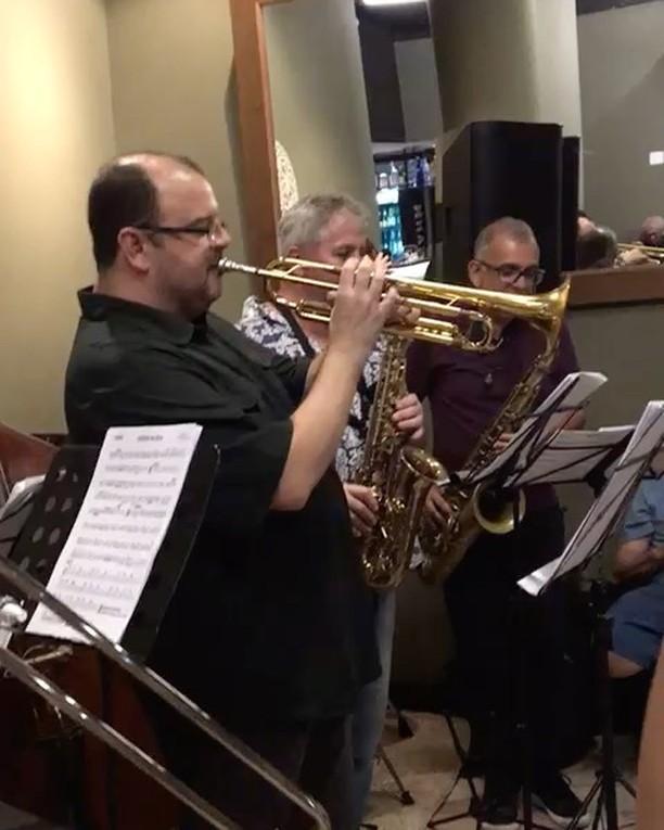 Un show extraordinaire au Las Brutas à Copacabana avec les les 4 voix saxe ténor, saxe alto, trompette et trombone, des arrangements et un don incroyable www.lhommederio.fr #riodejaneiro #joiedevivre #amitié #favela #elenao
#lyon #progres #beauté #population #christ #redemption #jeanpaulbelmondo
#beaute #samba #carioca #beaute #carnaval #christ #redemption #corcovado
#enfant #favelas #elephant🐘 #dieux #deus #amour #love #belmondo
#gang @faveladopaulinho #livre #enfance #belmondo #lhommederio.fr