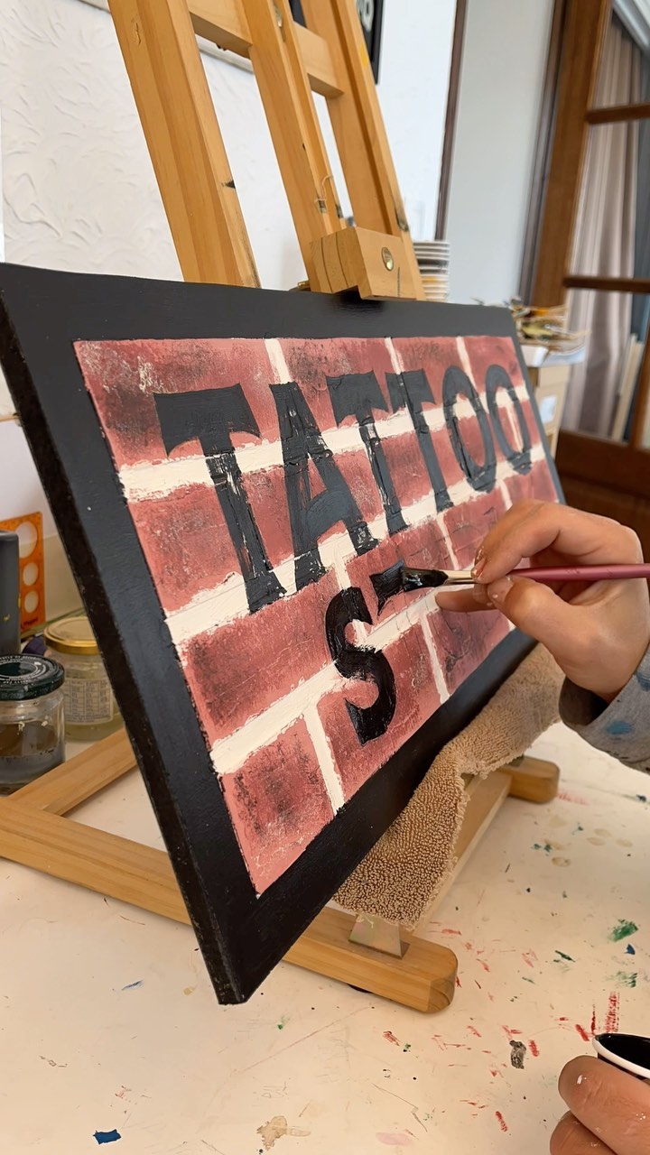 Et voilà le résultat d’une première expérimentation fausse brique sur un panneau de bois 🧱
L’idée étant de reproduire la patine d’une peinture sur mur de briques, avec ces effets de matière et de surface !
Je suis pas mécontent du résultat, c’est le premier essai il faut encore expérimenter, d’autres verront sûrement le jour 😉
#peintalamain #peintreenlettres #murdebrique #brickwall #surface #texture #alwayshandpaint #signpaint #signpainting #handpainting #lettering #handlettered #handlettering #practice #tattoo #tatouage #nimes #montpellier #occitanie #luckylucien