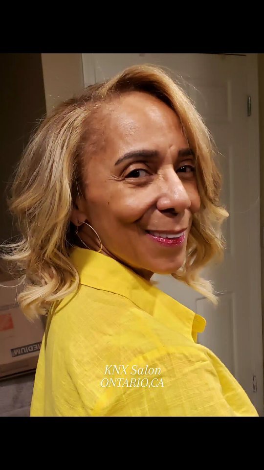 I love transformations.💕 And this one doesn't disappoint. She was trying to embrace the natural graying process but realized it was just blah! Now she looks vibrant and full of energy. Thanks @realtor_rondamorris for trusting me with the process.
#colorhighlights
#handtiedtweftextensions
#blonding
#TheKNXExperience
#weftedhairextensions
#microlinks
#beadedwefts