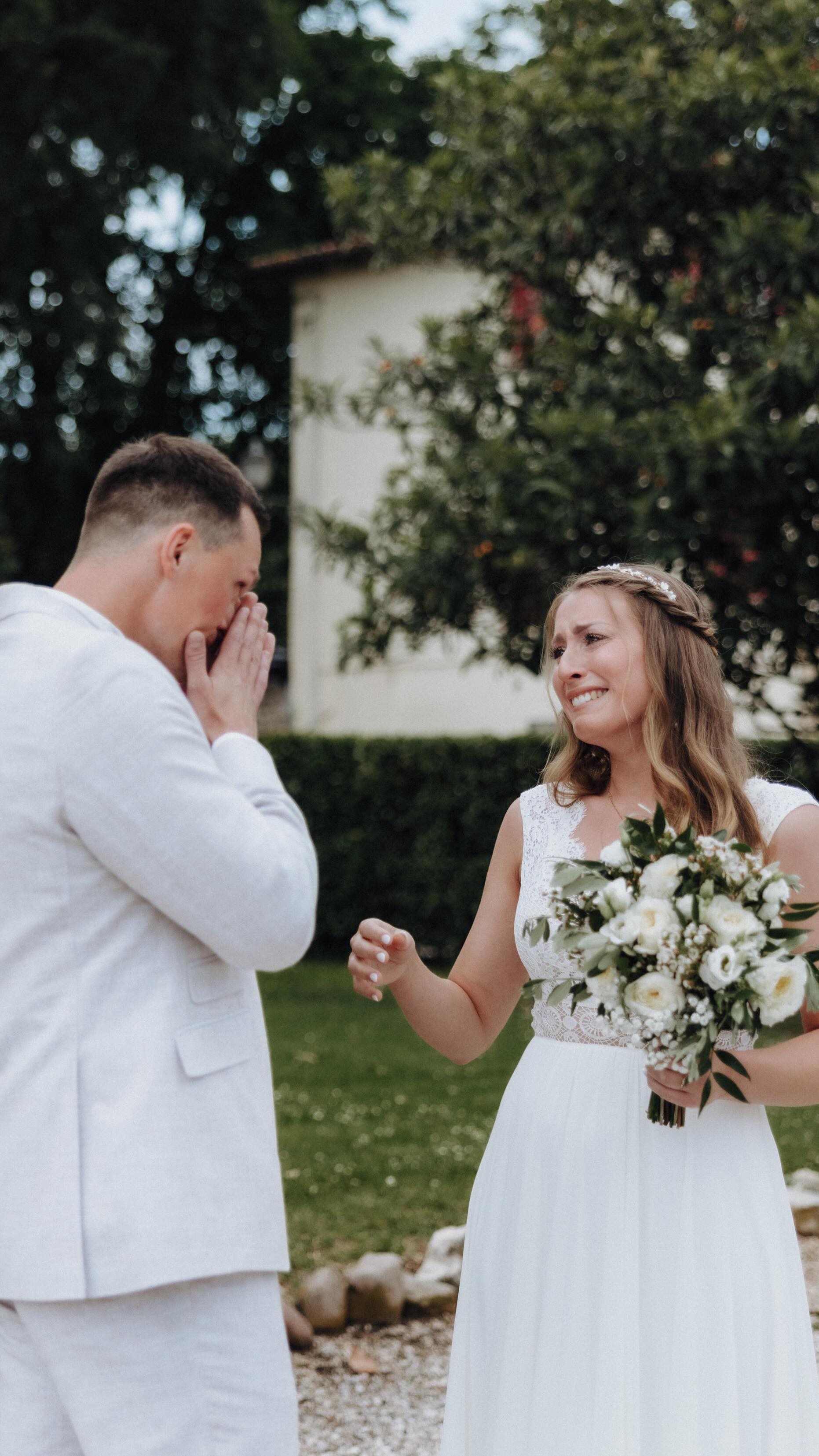 Der first Look kann sehr Magic werden… so wie hier bei der Hochzeit in Italien bei @agriturco. Als Manuel das erste mal Adriana sah… da wurde es für alle ziemlich emotional. 🤍🤍🤍🤍 ein Meer von Tränen und purer emotionen. #amorepersempre❤️ #liebe #liebeswedding #italienwedding #photographer #photographeritalian #italianphotographer #weddinginitaly #weddinggardalake #lovequotes #dress #weddingsdress @sceltadiclasse