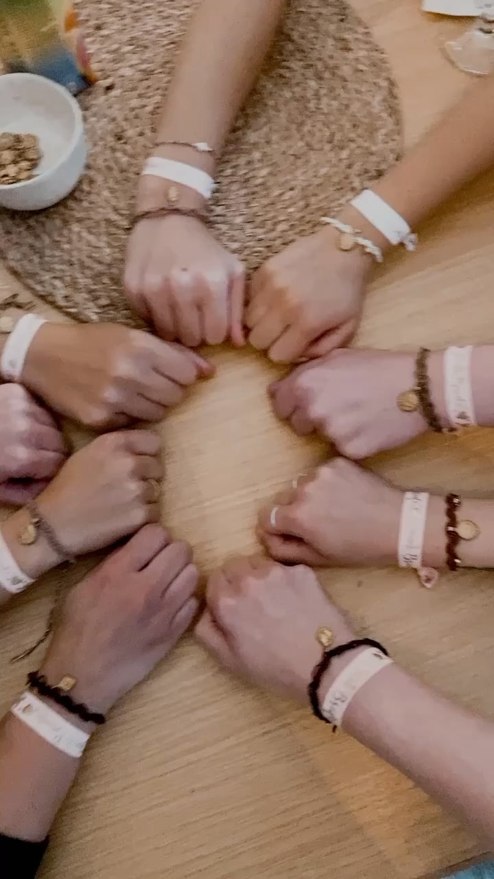 Gemeinsame KREATIVZEIT = Erinnerungen, die bleiben. 🧡
Dieses Jahr gibt’s wieder Workshop Gutscheine zum Verschenken für Weihnachten! 🎄✨ Schreibt mir einfach oder kommentiert unter dem Beitrag, wenn ihr einen bestellen wollt. Die Gutscheine gibt’s auch zum ausdrucken!
#workshops #kreativsein #kreativworkshop #makrameeworkshop #workshop #geschenkefürfrauen #workshopgutschein #makrameeliebe #jga #polternevents