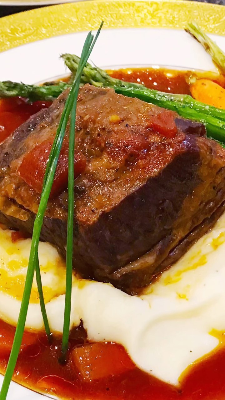 Gwen Marlowe Catering’s BRAISED BEEF SHORT RIBS
•
A highlight video of how we make our extremely popular short ribs
•
Follow @gwenmarlowecatering and reach out to us for any and all of your catering needs
•
We’re already booking for holiday events in November and December - Get your dates booked ASAP
•
If you’d like quantities and ingredients for our Beef Short Ribs LET US KNOW IN THE COMMENTS🤙
•
#beef #unclemese #catering #corporate #corporatecatering #corporateevents #catering #food #foodporn #foodie #foodblogger #foodlover #foodstyle #foodstagram #fooddiary #foodpassion #cateringservice #cateringevent #cateringevents #cateringsby #cateringlife #cateringby #caterings #cateringwedding #cateringservices #southerncalifornia #events #familymeals #foodprep