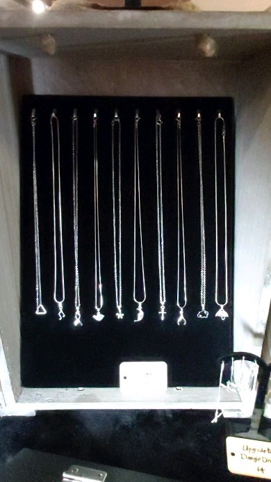 Wondering what sort of products are on offer today at the @severnvalleyrailwayofficial Summer Fayre? Here is a selection of the sterling silver jewellery, which can be made-to-measure on the stall for you to take away.
.
.
.
#theradiantfox #severnvalleyrailway #fayre #foodfayre #craftfayre #handmadeinworcestershire #handmadeinshropshire #handcraftedjewellery #sterlingsilver #madetomeasure #bespokefittingservice #sparkleandshine #sparkle #shine