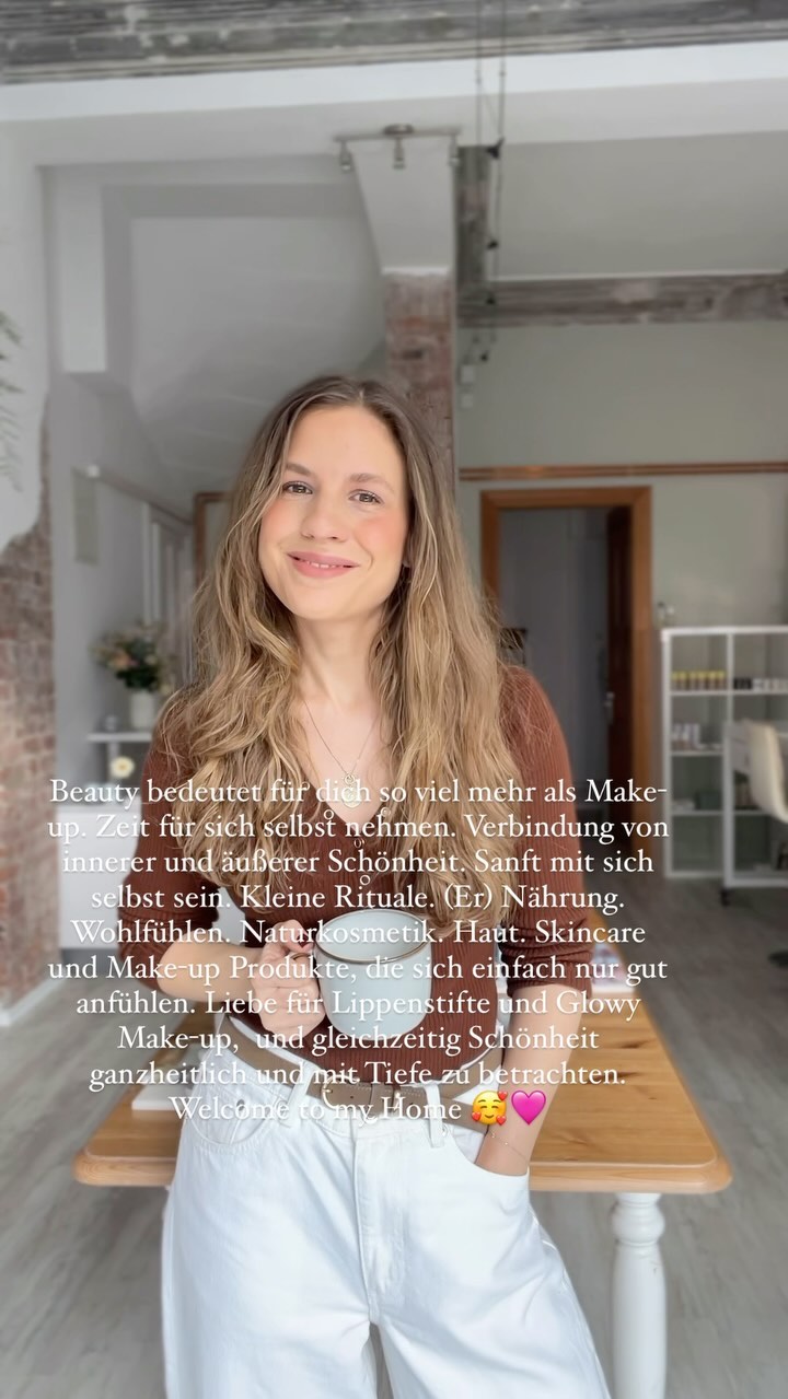 Welcome 🥰🤍
Beauty Inside out, im wahrsten Sinne des Wortes. Darum geht es hier immer wieder 🙏🏻. Als ich in meinem Wohnzimmer damals mit den Coachings angefangen habe war es wirklich mein zu Hause🙃.
Das Studio ist dann aber seit ich den Schlüssel das erste mal gedreht habe zu meinem zweites zu Hause geworden - für mich selbst, aber vor allem für die Menschen, die ich hier empfangen und unterstützen darf. 🩷 Wohlfühlen, ankommen, sich sicher fühlen mit dem doch auch verletzlichen Thema Beauty. Sich zeigen können, ohne bewertet zu werden🩷. Ein warmer Raum, der sich gut anfühlt. Wo man mal kurz draußen vergessen kann und nur für sich sein kann. Zeit für sich selbst. 🫶🏻
Dieser Ort ist mir einfach so sehr ans Herz gewachsen 🥹🩷
#Beautyinsideout