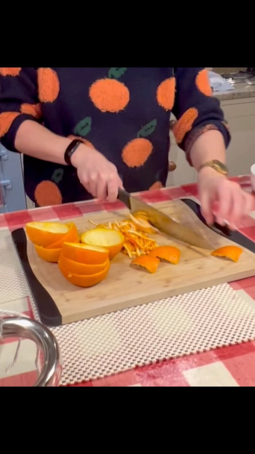 🔪🔪🔪Shredding the peel…. There is no shortcut🥵😴😵💫
For every batch (equivalent to 8 jars), 8 oranges must be shredded, as finely as is humanly possible, by hand. 👩⚕️Definitely going to need to see a physio for RSI by the end of this! 🫳 I still have most of my fingers in tact… not all… ✊🥴
⏱️⏳My PB has improved from 22 mins to 15 mins per batch…🤓
🍸Hence why there is usually a sherry / G&T / wine within reach during this part, to preserve sanity 🙃
🧘♀️Although I actually do find this part of the process very mindful and quite therapeutic, finding the rhythm of the rolling chop (thanks Leiths @leithscooking @montyfirtree 😏)
PS. Found this epic orange jumper in a charity shop🤩🍊 @emmaimogenpowell feel like you would approve…