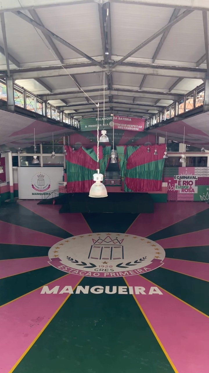 Tem muita pesquisa e noites adentro de estudos sobre a roupa que carregamos e nos orienta para algum lugar neste mundo. 
Um dia eu @gihcaldasrj e a @rafaelabastos sentamos para um café e iniciamos um caminho rumo a união de dois mundos, a de uma Marca de Moda com a de uma Escola de Samba. 
Estão todos curiosos! 
Agradecimentos a @mangueira_oficial 
#umfuturoverdeumpassadorosa
#tastudios #modaverde #mangueira #riodejaneiro #modacolorida #slowfashion #021 #021rio
Edição @ramontico_