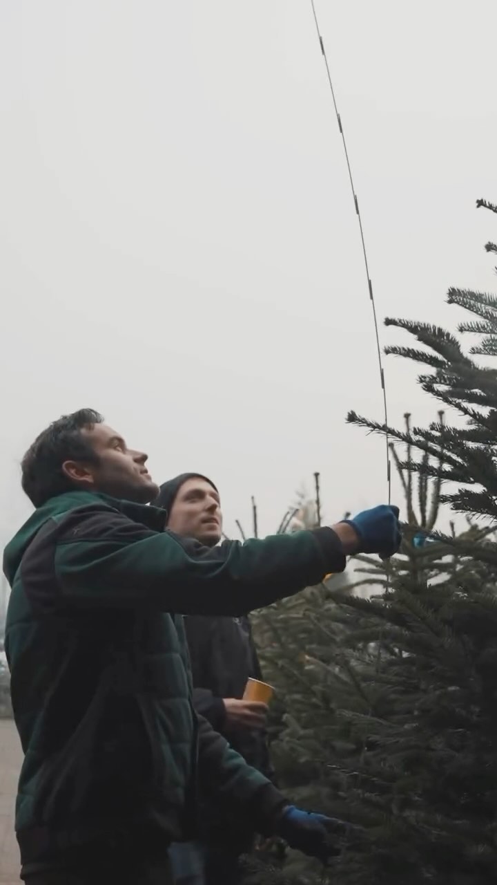 🎄 Hol dir deinen perfekten Weihnachtsbaum! 🌟
AB FREITAG, dem 06. Dezember kannst du täglich von 10 bis 18 Uhr bei uns auf dem Hof in Georgsmarienhütte (Glückaufstraße 37) die schönsten Nordmanntannen frisch vom Feld entdecken – oder direkt vor Ort selber schlagen! ✂️🌲
Genieße dabei Glühwein, Gebäck und Popcorn und lass dich zusätzlich freitags bis sonntags von leckerer Bratwurst und der Weihnachtsdeko-Ausstellung von @wohnhimmel_ verzaubern. 🎅✨
👉 Komm vorbei und finde deinen Traum-Tannenbaum!