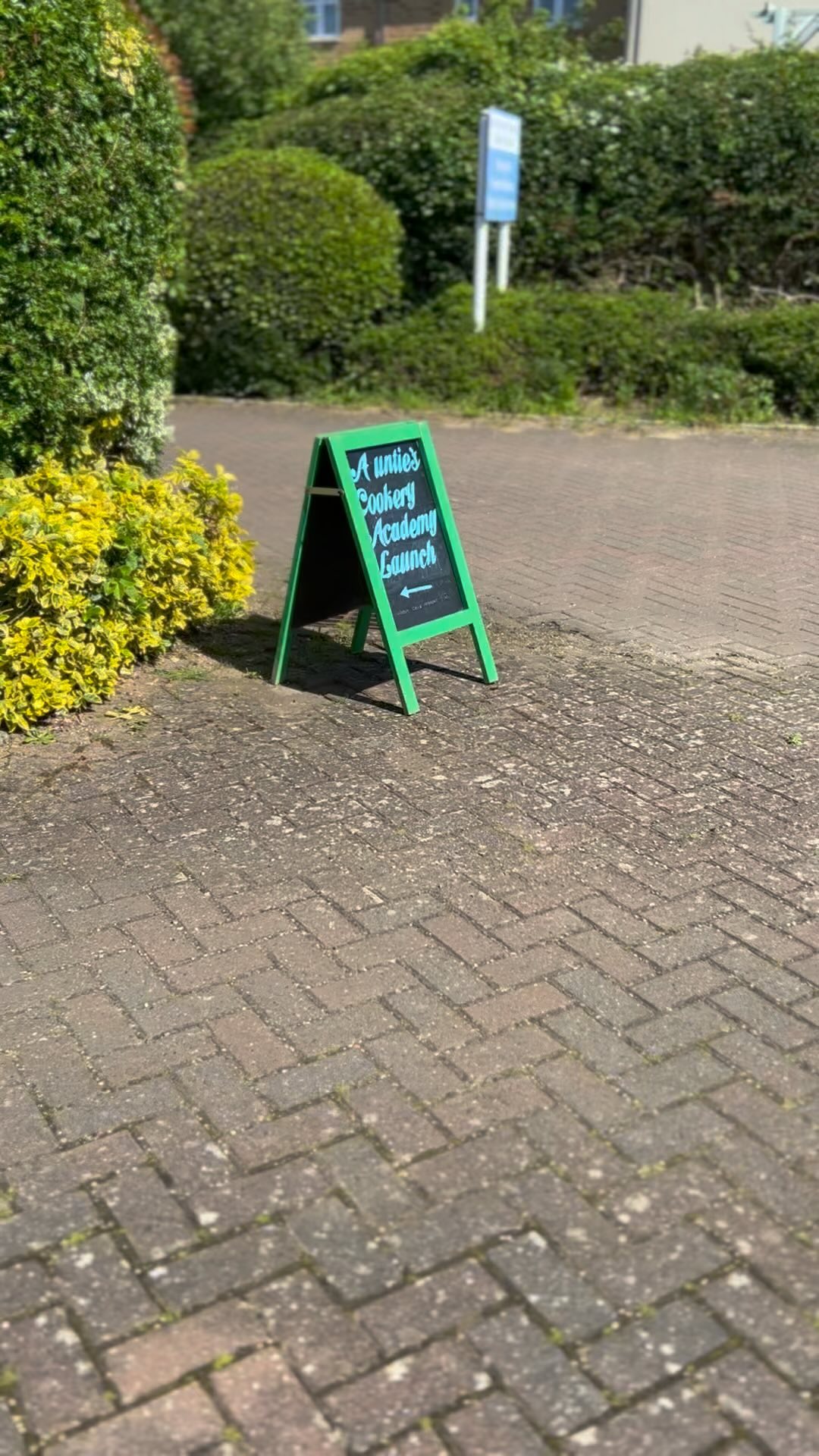 What at incredible evening for our launch party! We hugely appreciate everyone for supporting us - particularly the @mayor_mk, MK CC Councillors and the High Sheriff of Buckinghamshire. The weather was a dream, delicious food from @mkcookeryschool and drinks from our yellow horse box acting as a donation bar were refreshing in the May sunshine 🌞 Watch this space for more events soon, and don’t forget you can support us via our website or GoFundMe - links in our bio #lovemk #mkcharities #mkexplore