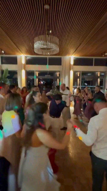 🎶 Ola Ginounte 🔥
🪕@stratoscbr
🎛 @dj.stavros
🎥 @kristinaharidemos
#greek #canberragreek #greekwedding #wedding #greekmusic #bouzouki #greekband #bouzoukia #weddingentrance #canberrawedding #canberramusic #greekaustralian #mybigfatgreekwedding #floorshow