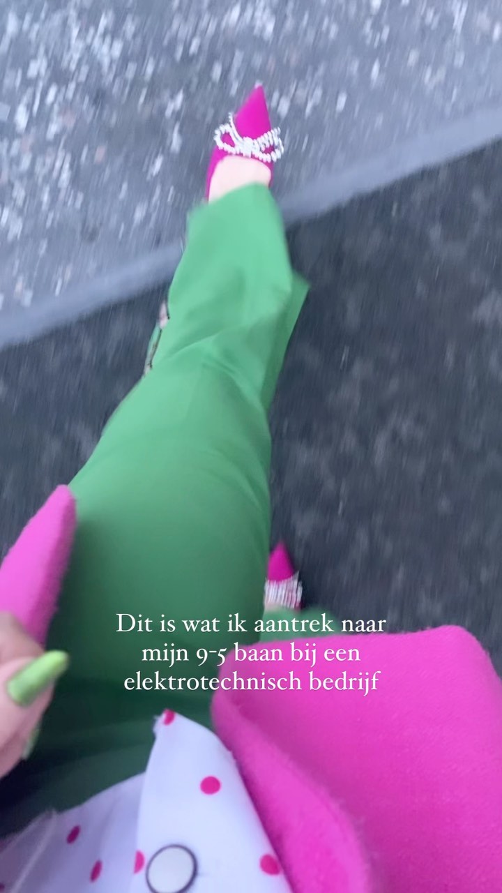 Je hebt vast een idee hoe de gemiddelde werknemer bij een elektrotechnisch bedrijf gekleed is. In het begin merkte ik dat ik me hierin een beetje aanpaste om niet te erg op te vallen.
Ondertussen voel ik me heel erg veilig op mijn werk en ben ik Diversity, Equity & Inclusion leader van Nederland. Dit maakt dat ik een soort verplichting voel om helemaal als mezelf gekleed te gaan. Want als ik niet het goede voorbeeld geef dat je het allerleukst bent als jezelf. Wie doet het dan wel?
Hoe ga jij gekleed naar je werk? Helemaal als jezelf of pas je je aan?