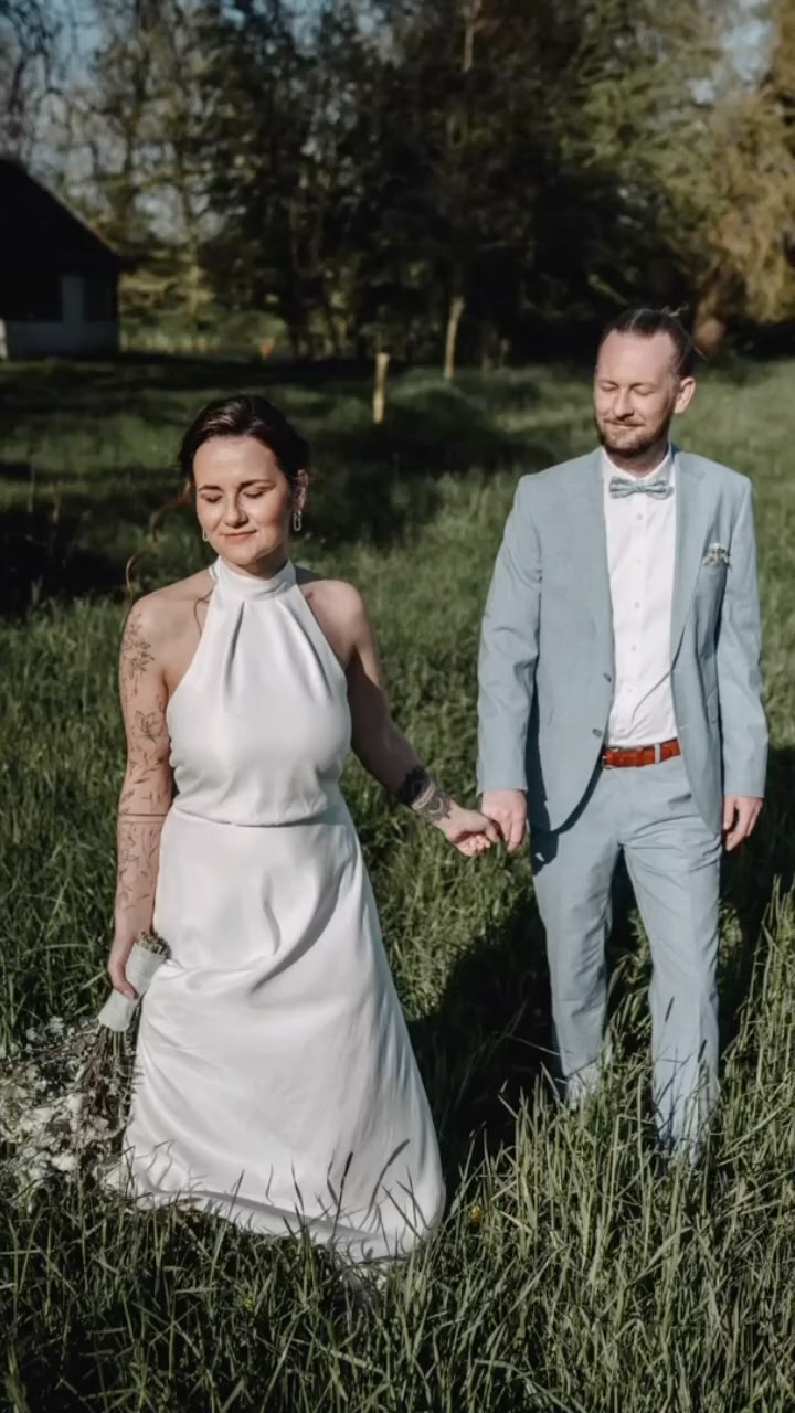 Style Shooting - Part 3
Ariane von @braut_trifft_kleid hat uns für das Shooting zwei ihrer Kleider gestellt! Mir ihr habt ihr eine Dienstleisterin die mit Perfektion und Herzblut mit euch euer Traumkleid aussucht. Bei ihr findet ihr nicht nur neue Kleider sondern auch Second Hand Kleider. So ein cooles Konzept finde ich!
@modemaxhansen_tolk hat uns ganz spontan mit zwei tollen Outfits für den Bräutigam beglückt! Mit einer Leichtigkeit und ganz viel Herz stand auch das Team aus Tolk für uns zu Verfügung und hat ganz unkompliziert seinen Beitrag für dieses Shooting geleistet!
Lieben Dank an die Herrenabteilung @modemaxhansen_herren ! 🙏🏼🤍
Kleid: @braut_trifft_kleid
Anzug: @modemaxhansen_herren & @modemaxhansen_tolk
Location: @wittkielevents
#heirateninschleswigholstein #heirateninkiel #styleshooting #wedding #hochzeitsfotografie #hochzeitsfotografie #weddingoutfits #weddinginspiration